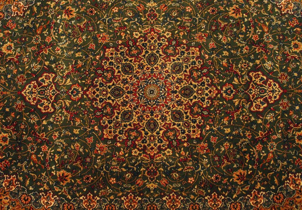 Carpet 桌布 壁紙 — 一張精緻的波斯地毯，中央有獎章圖案，重複的花卉圖案以深紅、金色和綠色呈現。
