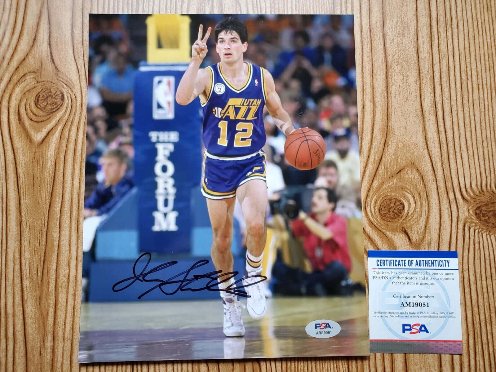 NBA 桌布 壁紙 — 一張約翰·史塔克頓身穿猶他爵士隊球衣，在論壇體育館運球的簽名照片。