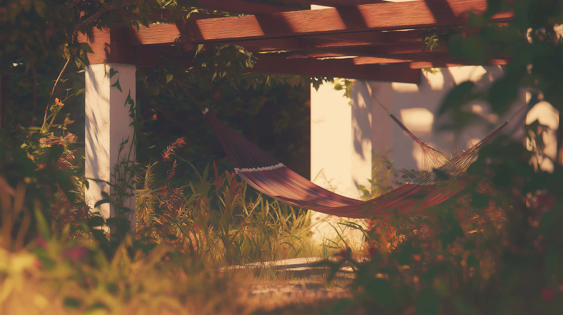 Tranquil Hammock Scene in a Sunny Minimalist Garden 壁紙 — 一張紅色吊床掛在白色柱子之間，下方是木製涼亭，溫暖的金色陽光透過茂密的綠色樹葉灑落下來。