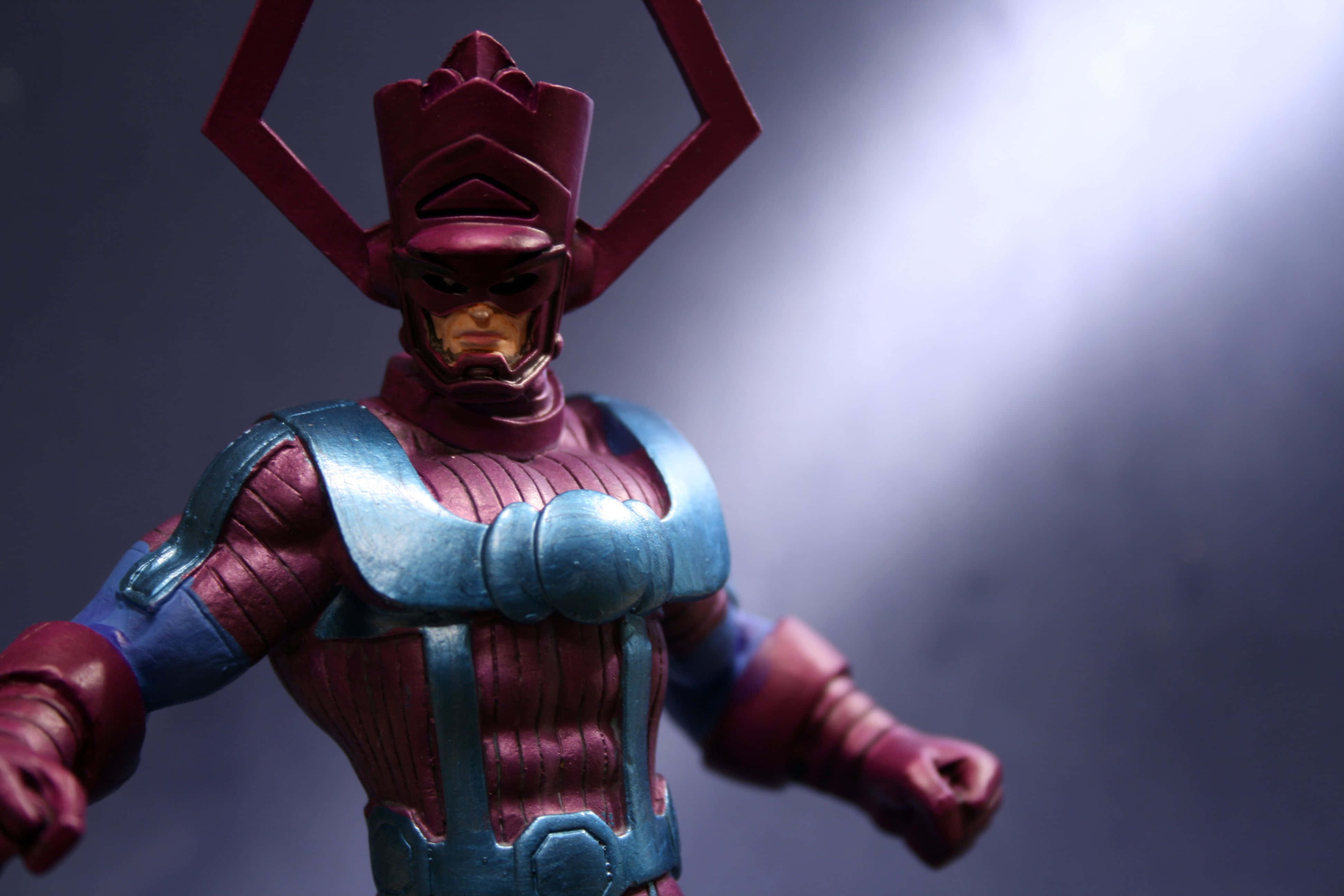 Galactus 桌布 壁紙 — 一張紅色和藍色裝甲超級英雄動作人物的特寫照片，臉部發光，燈光效果戲劇化。