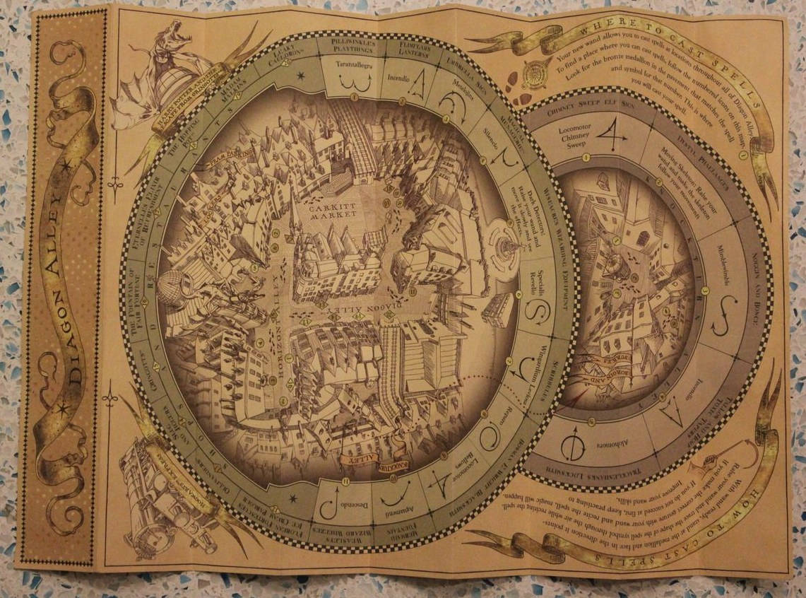 Map 桌布 壁紙 — 一張細節精緻的復古風格地圖，描繪斜角巷與魔法世界，平放在斑點檯面上。