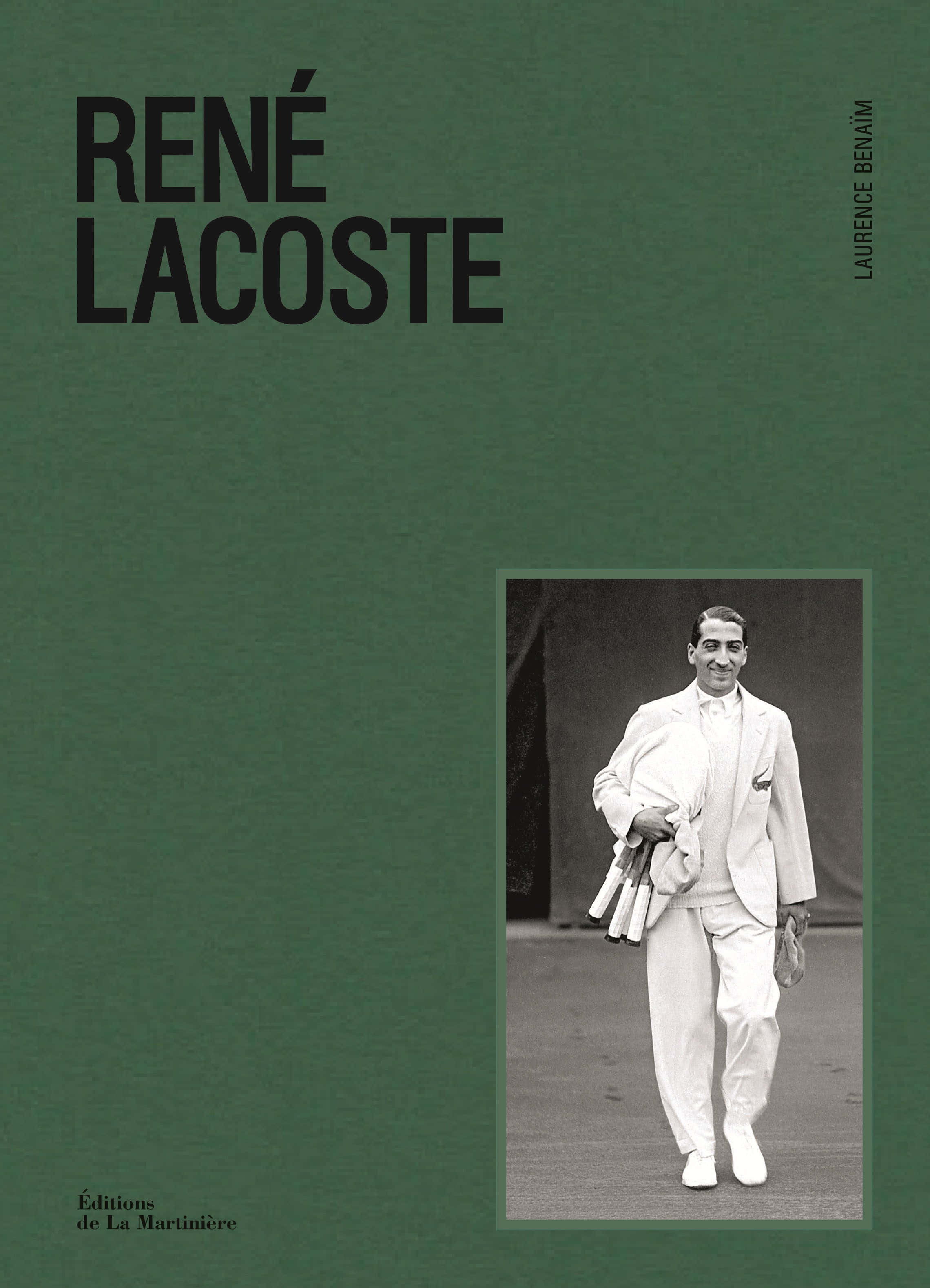 書本 桌布 壁紙 — 一張網球傳奇人物René Lacoste穿著白色西裝、手持球拍、以純綠色背景為襯托的復古黑白照片。