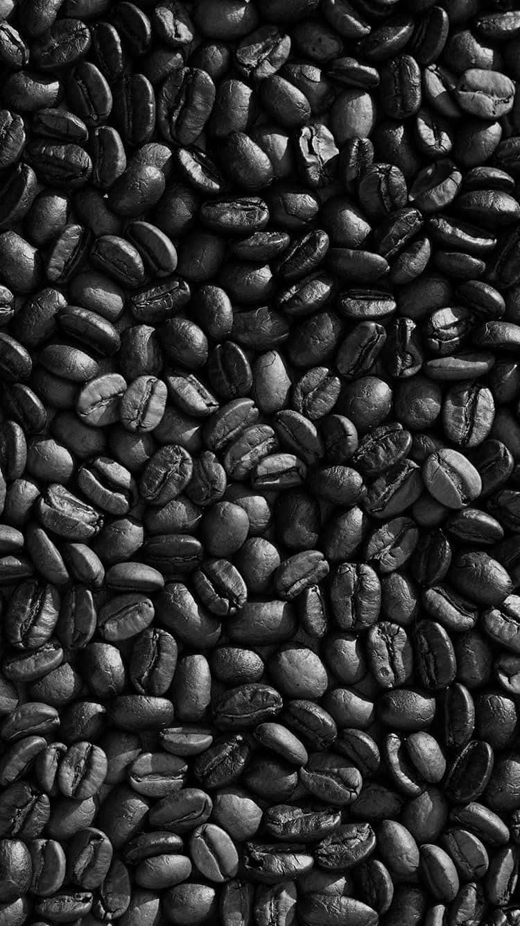 Black Coffee 桌布 壁紙 — 一張緊密排列的烘焙咖啡豆特寫黑白照片，展現豐富紋理和細微漸變。