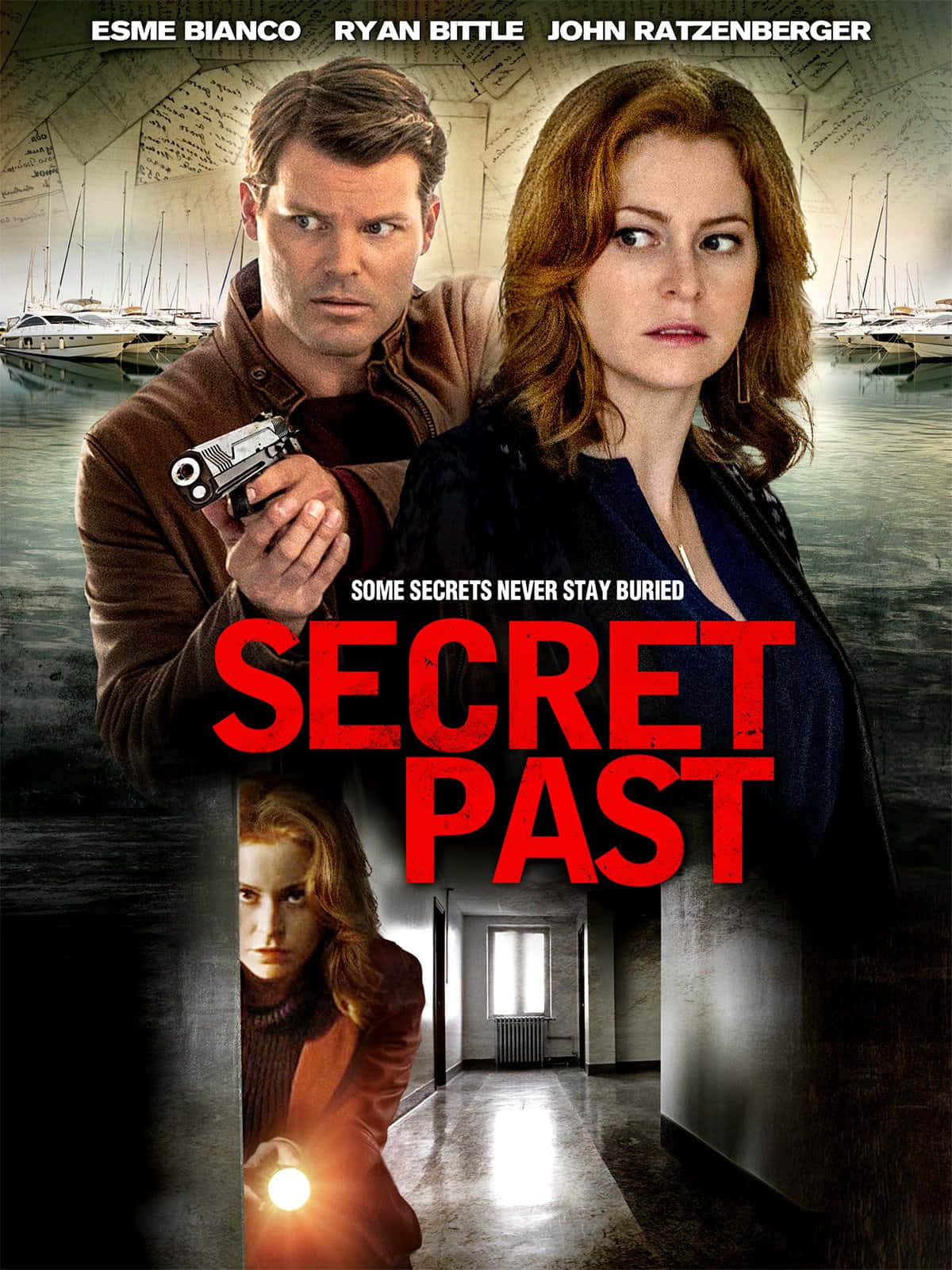 Esmé Bianco 桌布 壁紙 — 一張緊張刺激的驚悚片海報，兩名演員在陰鬱的港口背景下手持槍支和手電筒，並帶有 ominous 的文字。