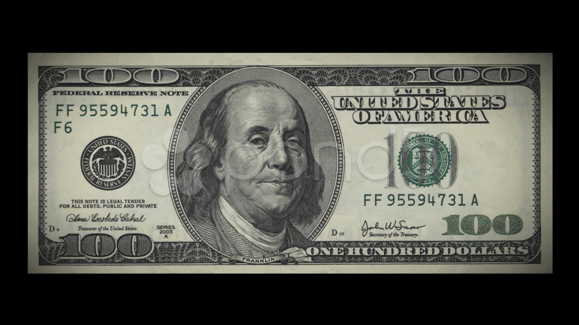 Money 桌布 壁紙 — 一張美國一百美元鈔票的特寫，班傑明·富蘭克林的肖像居中，背景為深色。