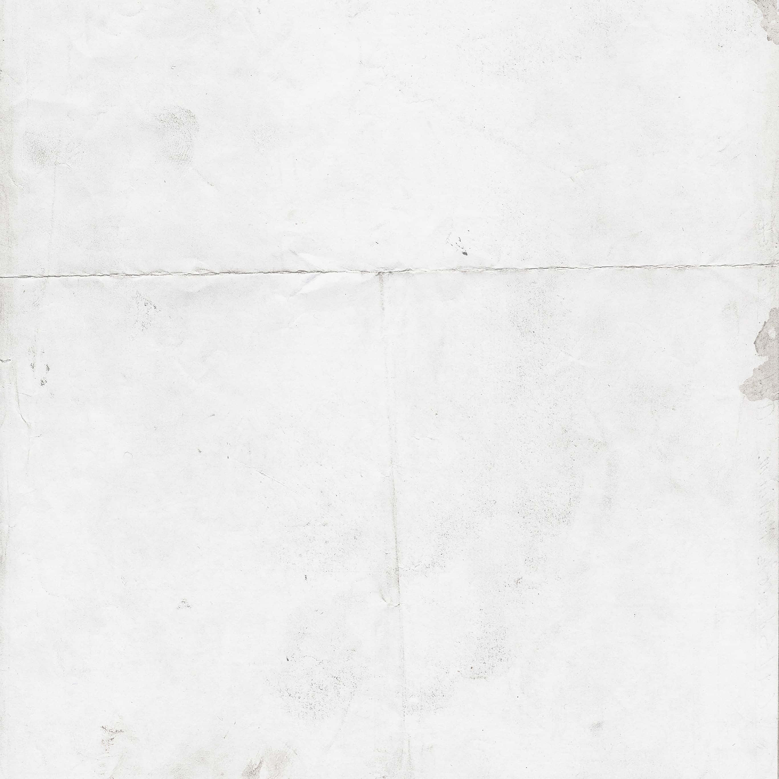 White Paper 桌布 壁紙 — 一張老舊白紙的特寫，帶有可見的摺痕和細微污漬，營造出有紋理的復古外觀。