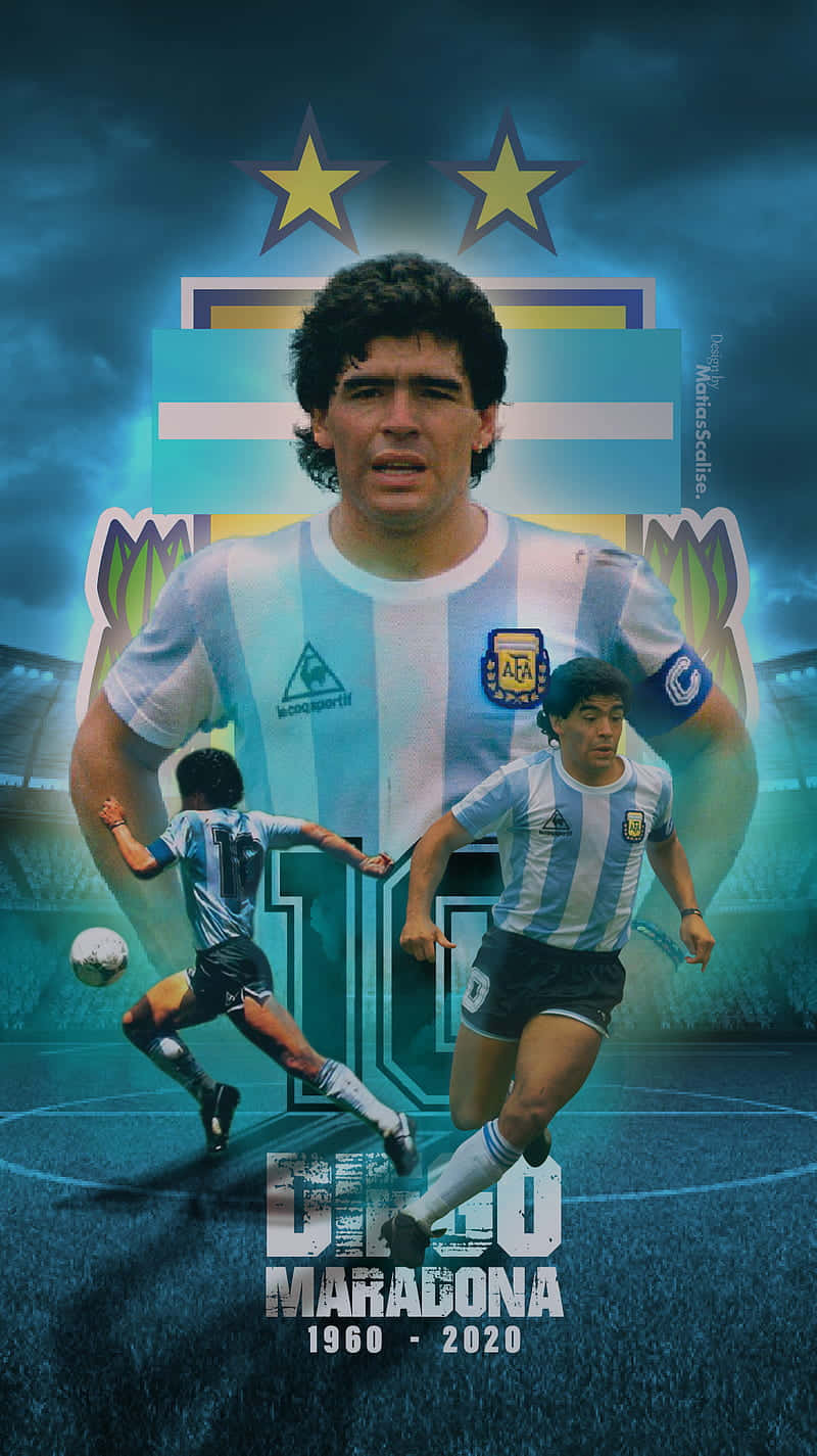 足球 桌布 壁紙 — 一張致敬桌布， featuring Diego Maradona 身穿阿根廷標誌性條紋球衣，上方有兩顆星，兩側是球場上的動作鏡頭。