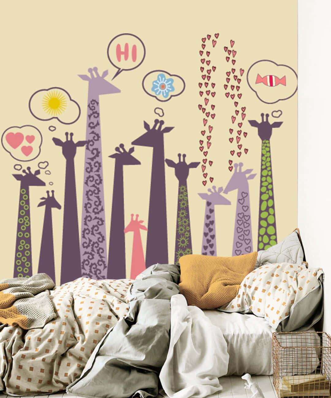Bedroom 桌布 壁紙 — 一張舒適的床鋪著圖案寢具，位於一幅帶有心形和糖果思想泡泡的俏皮長頸鹿壁紙前。