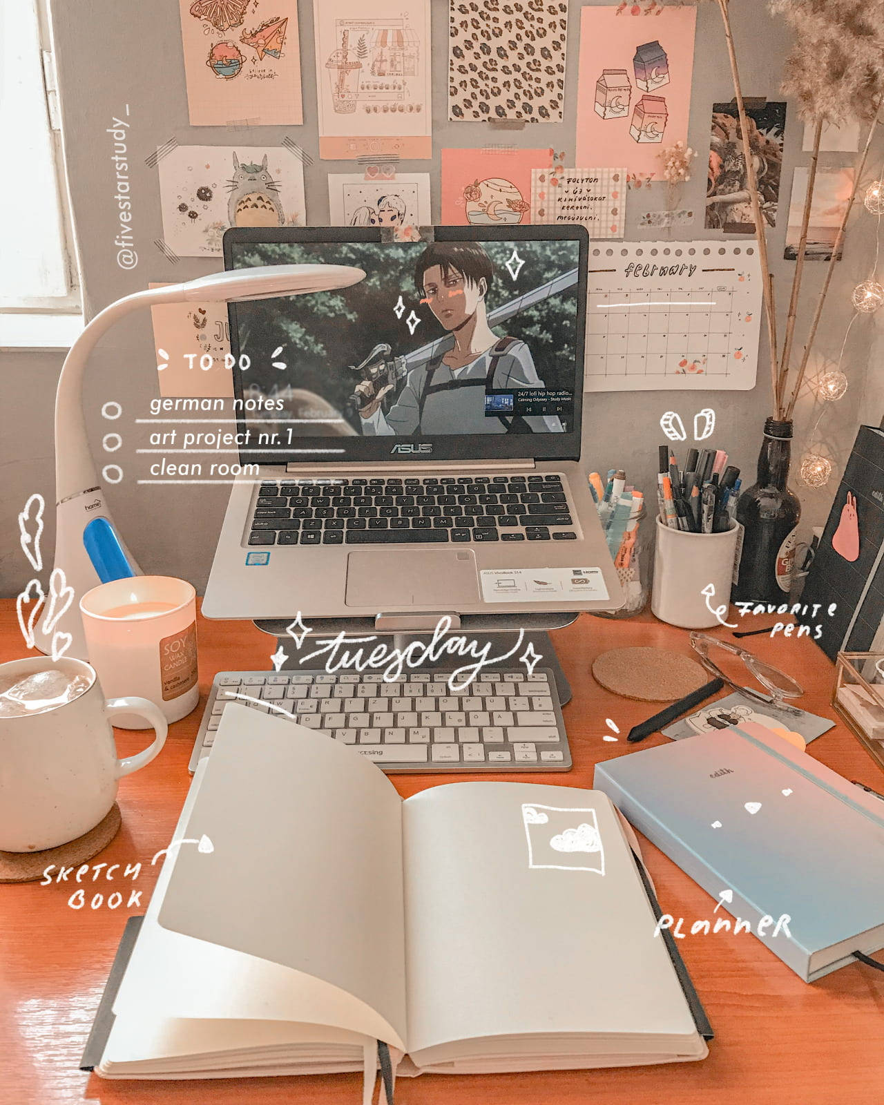 Desk 桌布 壁紙 — 一張舒適的書桌，上面有打開的素描本、計劃本、筆記型電腦和動漫桌布，在溫暖的仙女燈下。