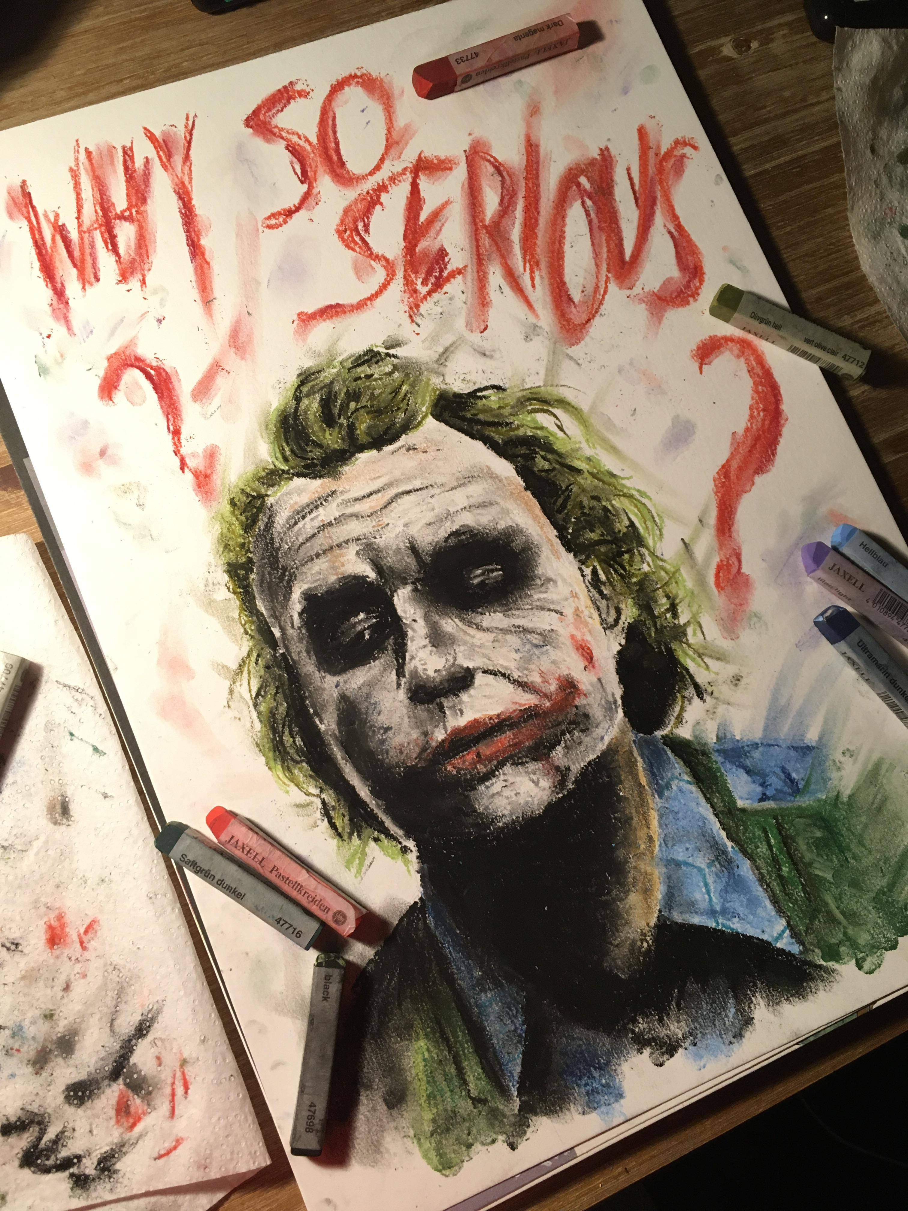 紅色動圖 桌布 壁紙 — 一張色彩鮮豔的蠟筆畫，描繪小丑，上方有紅色字樣「WHY SO SERIOUS?」，周圍是木桌上的美術用品。