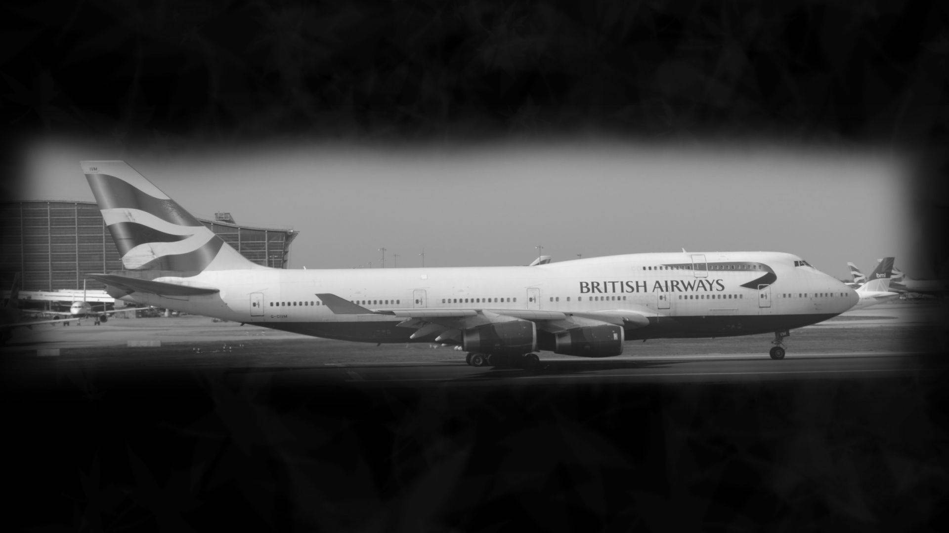飛機 桌布 壁紙 — 一張英國航空波音747在機場停機坪的黑白照片，以暗色暈影框住。