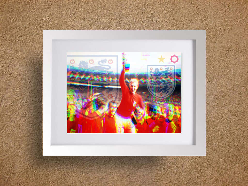 Football Players 桌布 壁紙 — 一張英格蘭足球員慶祝獎盃的裱框照片，以彩色故障效果扭曲。