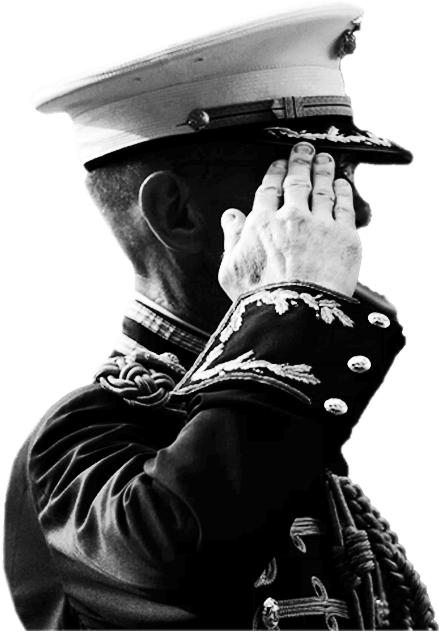 Marine Corps 桌布 壁紙 — 一張莊嚴的黑白肖像，一名身穿制服的海軍軍官在純黑背景前將手放在心口敬禮。