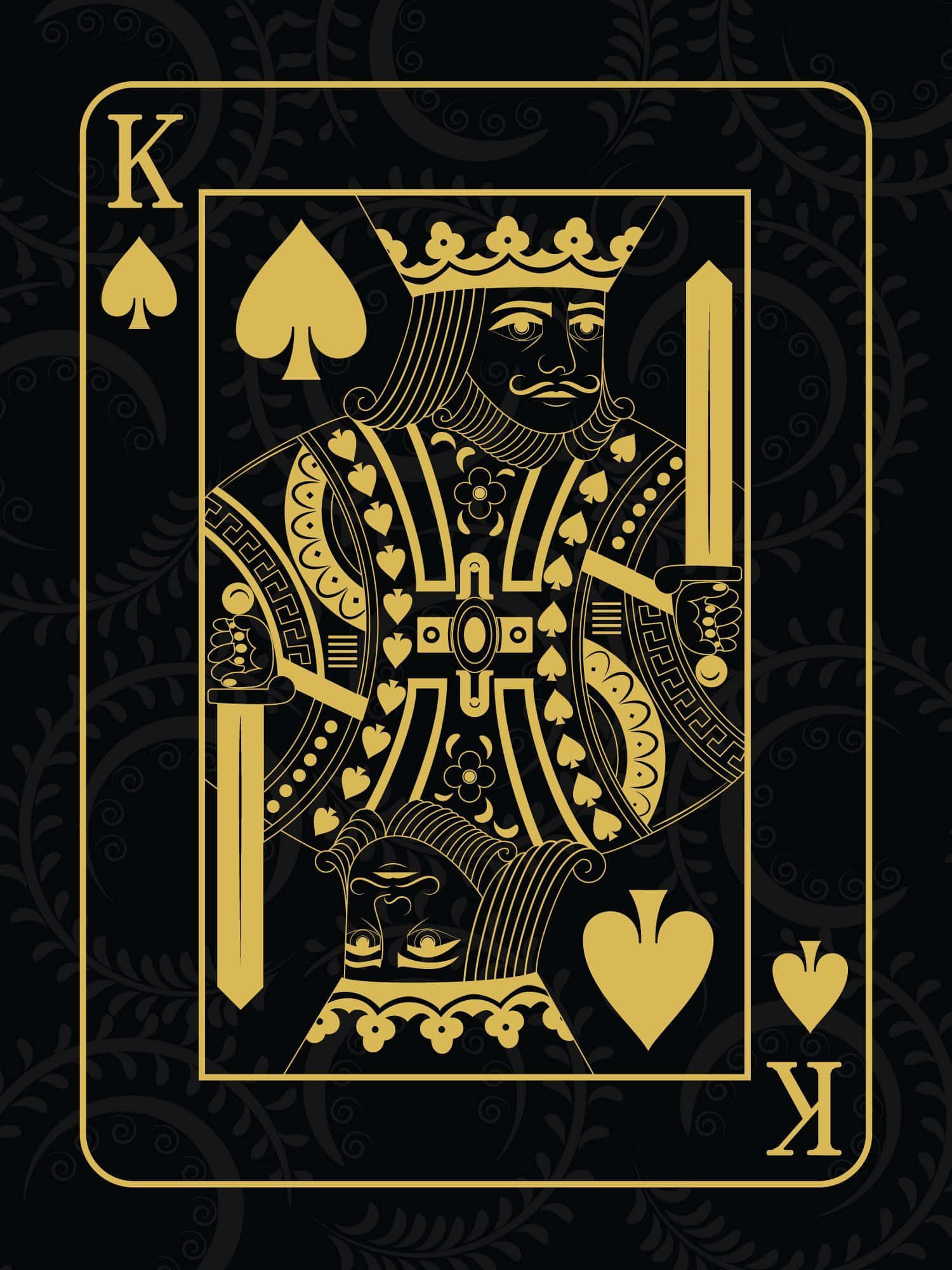 Poker 桌布 壁紙 — 一張華麗的金色黑桃K牌，置於深色圖案背景上。