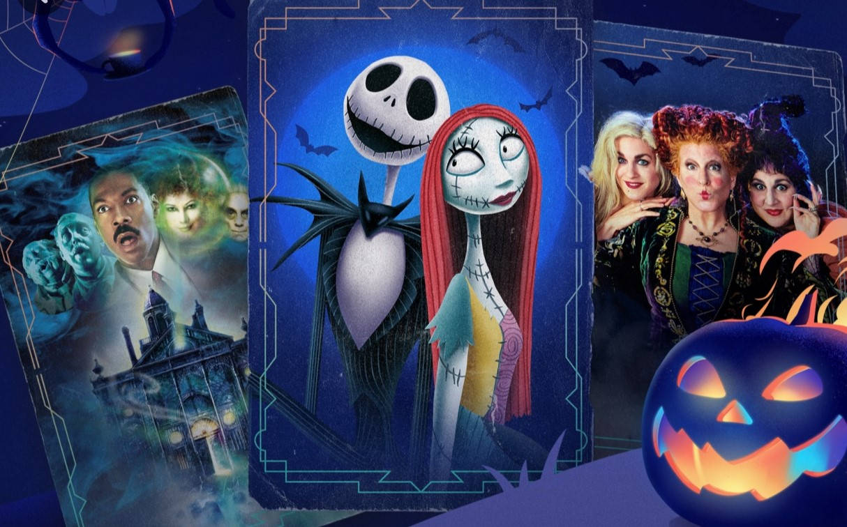 Disney Halloween 桌布 壁紙 — 一張萬聖節電影海報拼貼畫， featuring Jack Skellington、Sally 和 Sanderson 姐妹，背景是深藍色恐怖背景和發光的傑克南瓜燈。