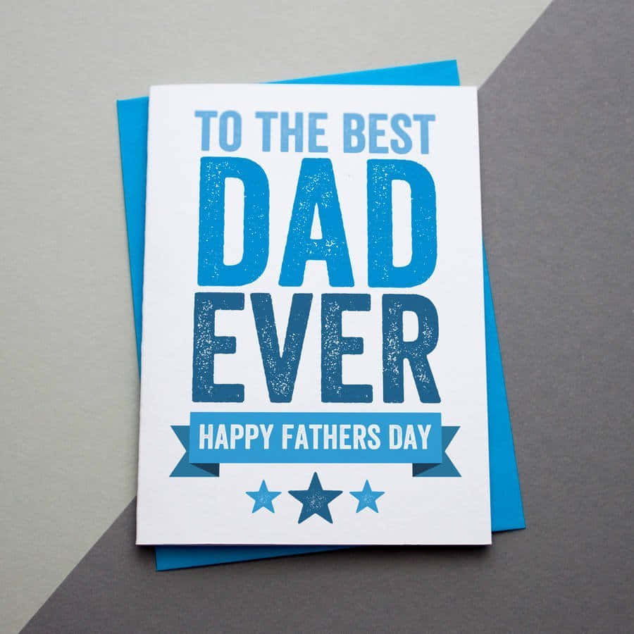 Fathers Day 桌布 壁紙 — 一張藍白相間的父親節卡片，上面以粗體字寫著「TO THE BEST DAD EVER」，放在相配的藍色信封上，背景為灰色。