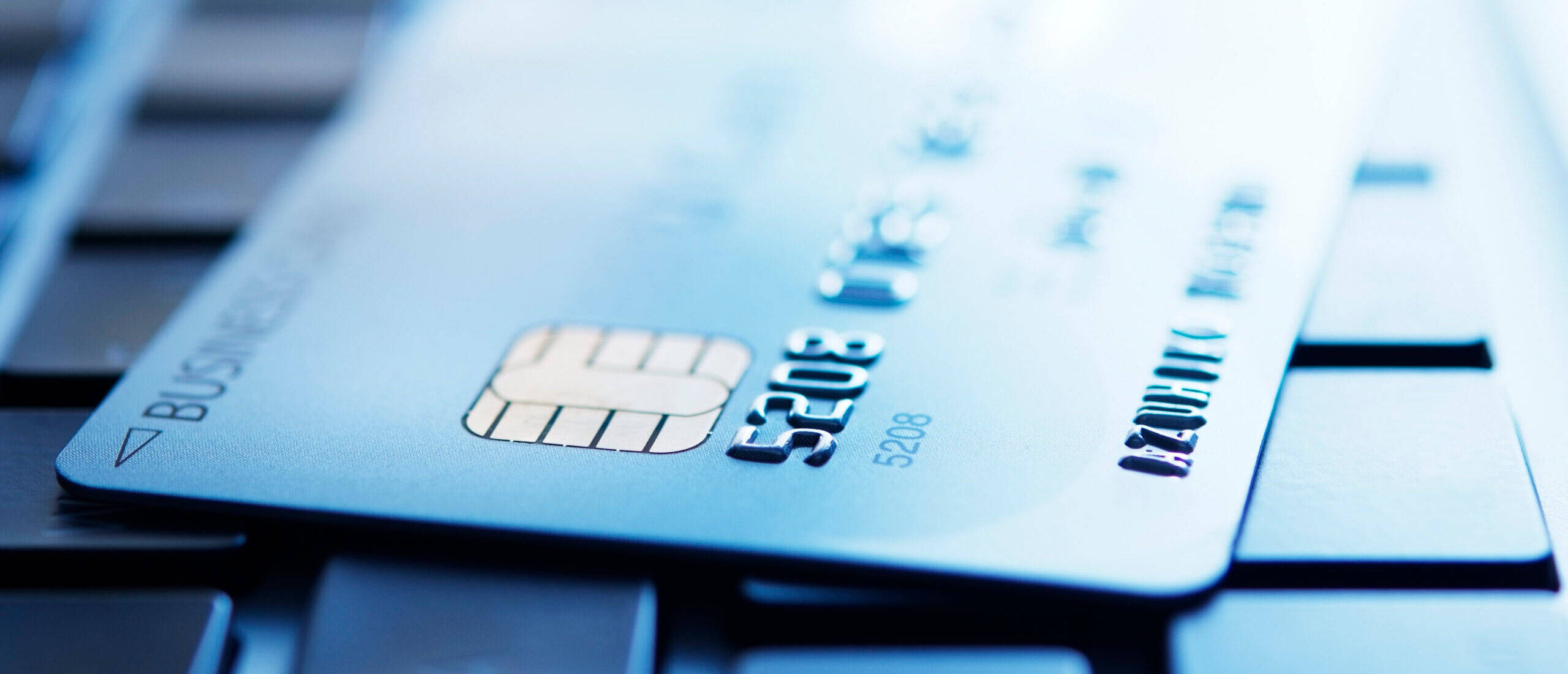 Credit Card 桌布 壁紙 — 一張藍色商業信用卡放在鍵盤上的特寫，景深較淺。