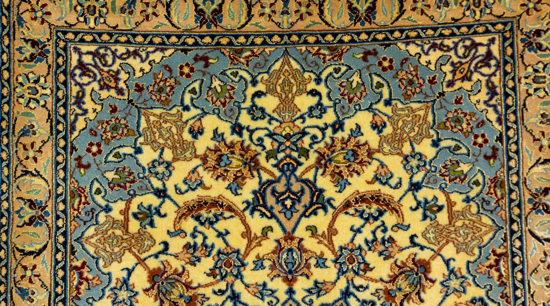 Carpet 桌布 壁紙 — 一張裝飾性的波斯地毯，在米色底面上帶有藍色、金色和米色的複雜花卉和幾何圖案。
