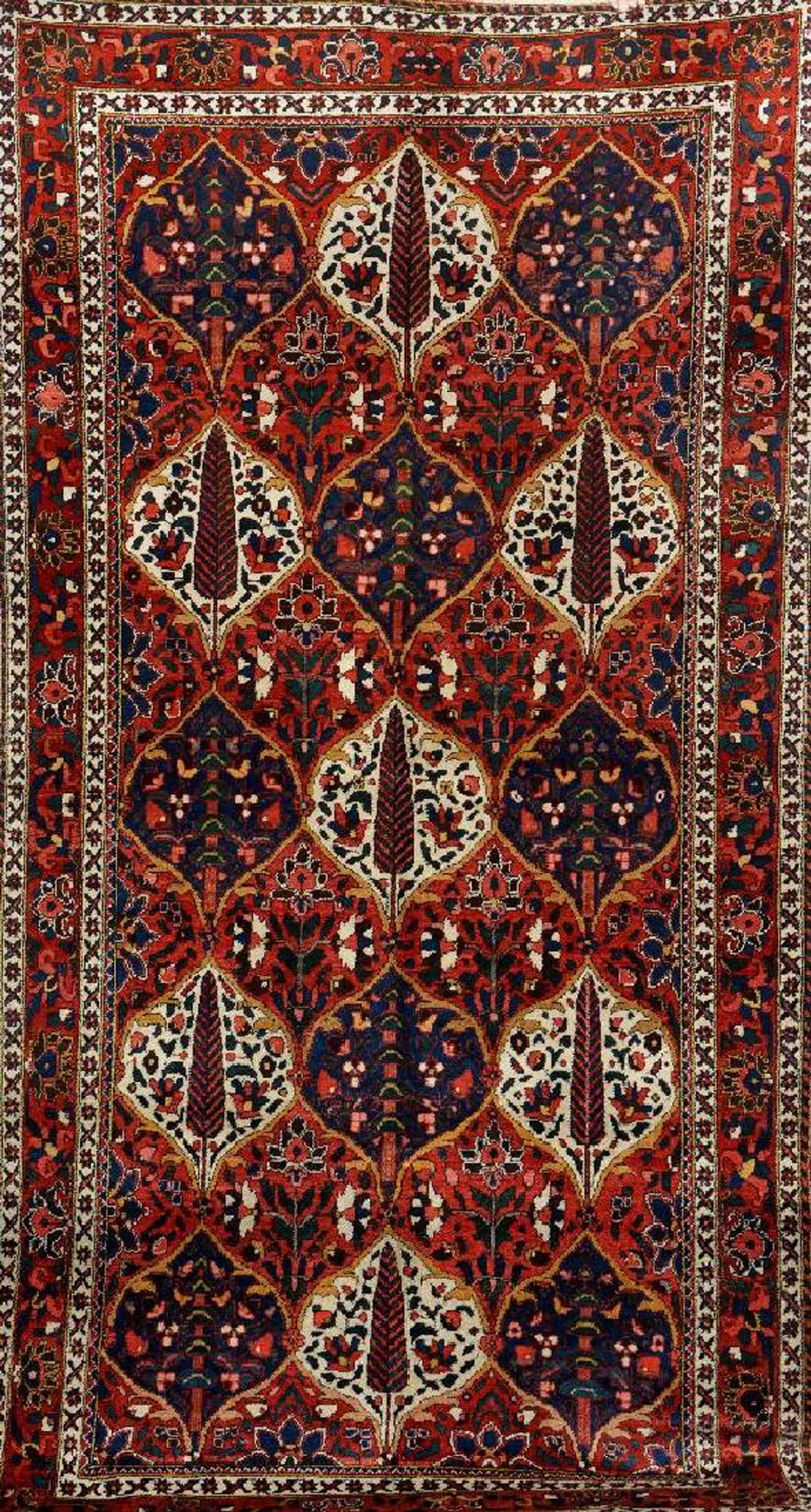 Carpet 桌布 壁紙 — 一張裝飾華麗的傳統波斯地毯，以深紅、海軍藍和奶油色的幾何花卉圖案重複排列。