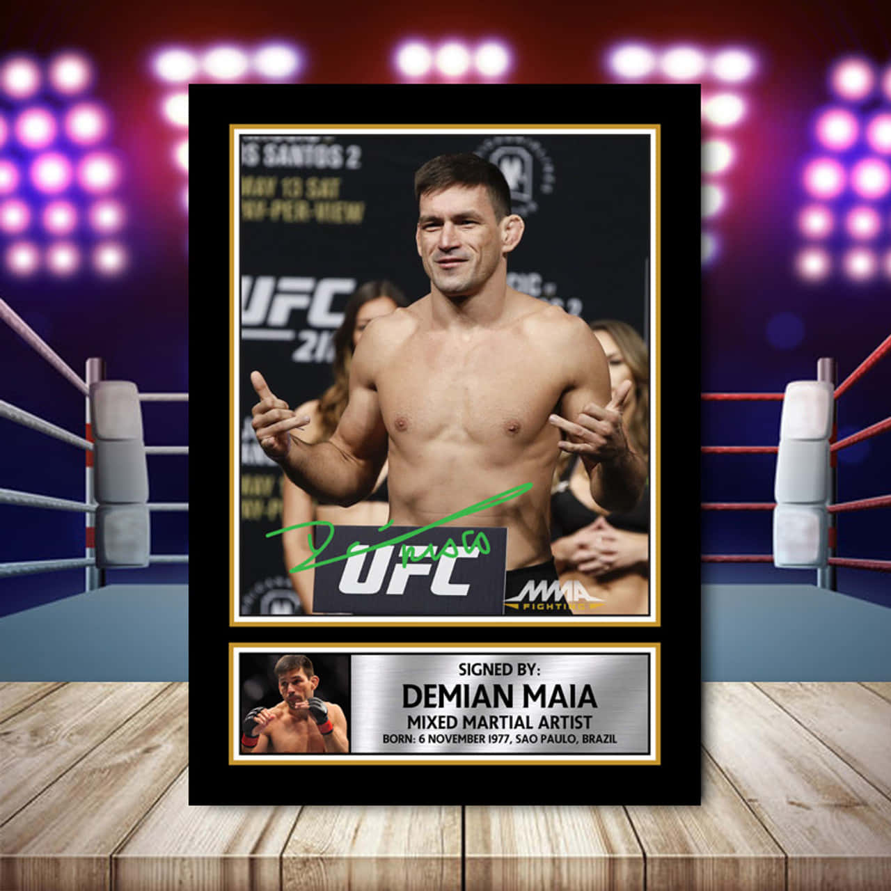 Champion 桌布 壁紙 — 一張裱框簽名照片，MMA拳手迪米安·邁亞在UFC擂台上微笑，背景有明亮燈光和繩索。
