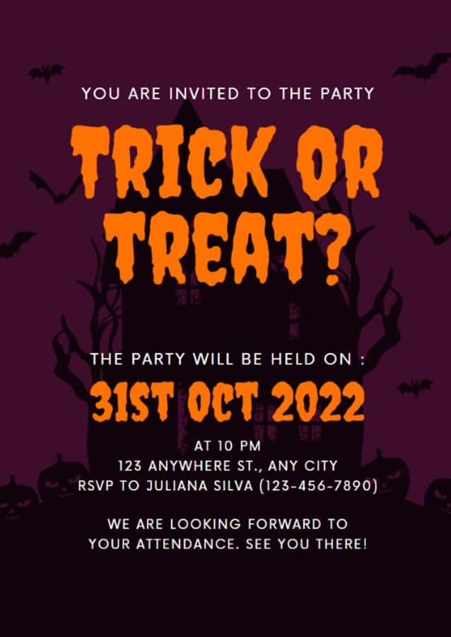 Halloween Invitations 桌布 壁紙 — 一張詭異的萬聖節派對邀請函，在深紫色背景上有橙色文字，並帶有蝙蝠和鬼屋剪影。