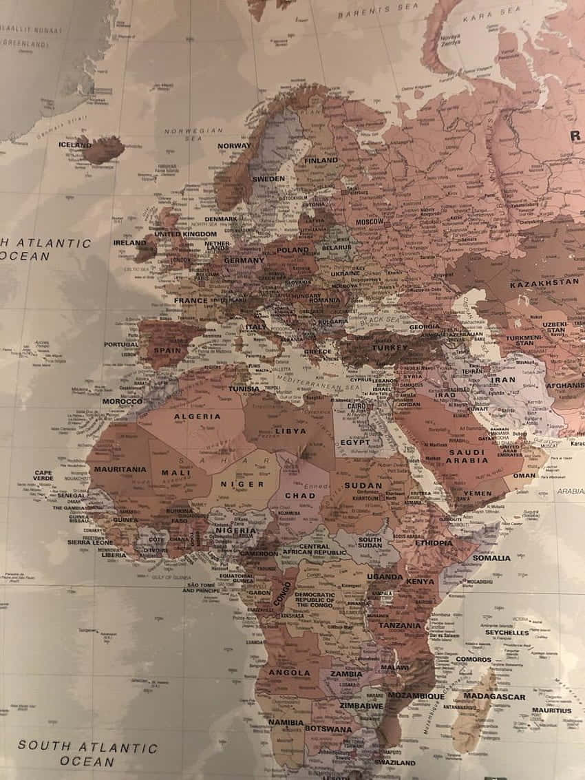World Map Aesthetic 桌布 壁紙 — 一張詳細的復古風格世界地圖，大陸採用柔和的大地色調，並有清晰的國家標籤。