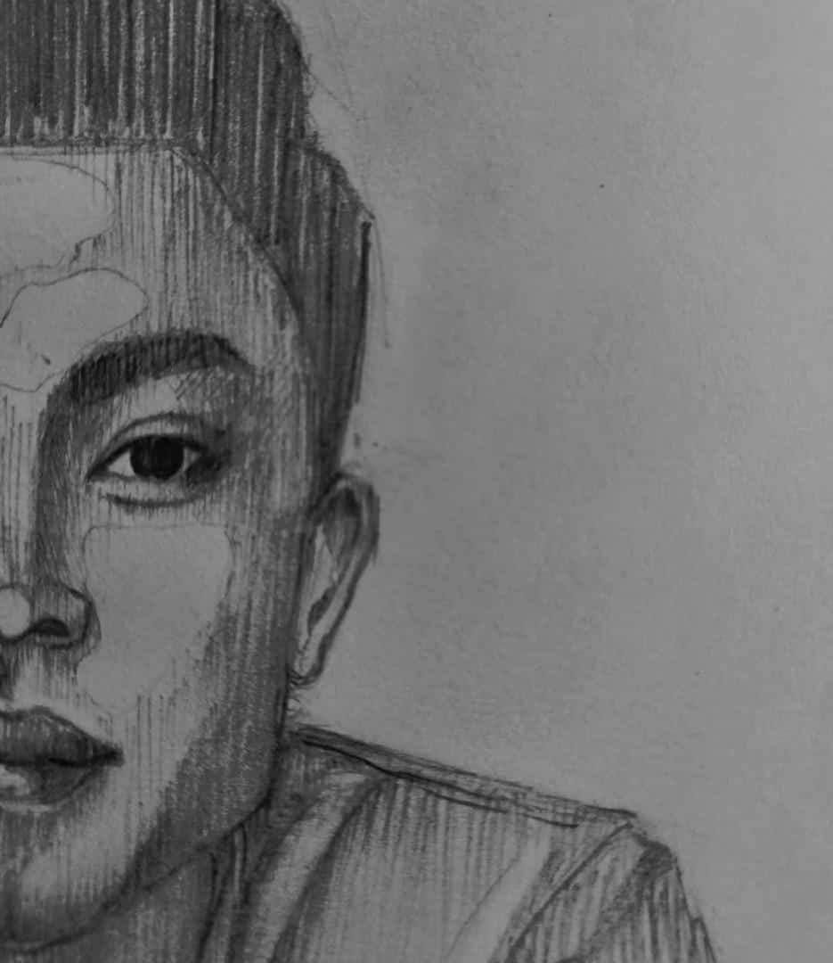 人像動態 桌布 壁紙 — 一張詳細的鉛筆素描，描繪一個人的臉部，具有富有表現力的眼睛和紋理頭髮，背景為純色。