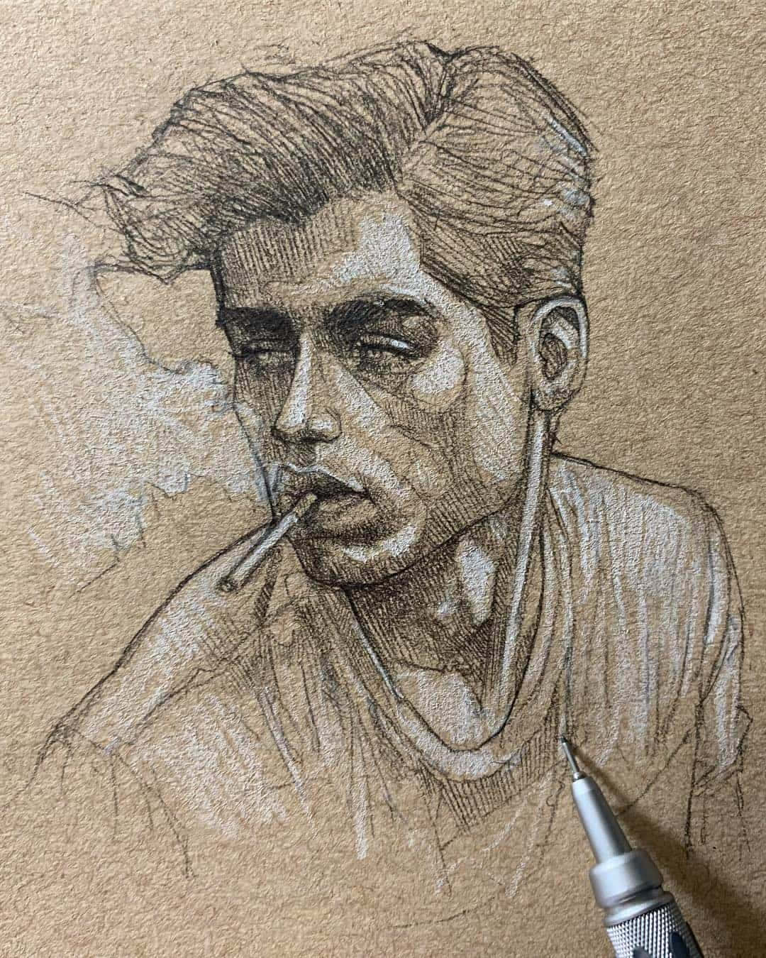 Sketch Art 桌布 壁紙 — 一張詳細的鉛筆素描，描繪一個男人在紋理棕色紙上抽煙，煙霧從他的嘴唇繚繞升起。