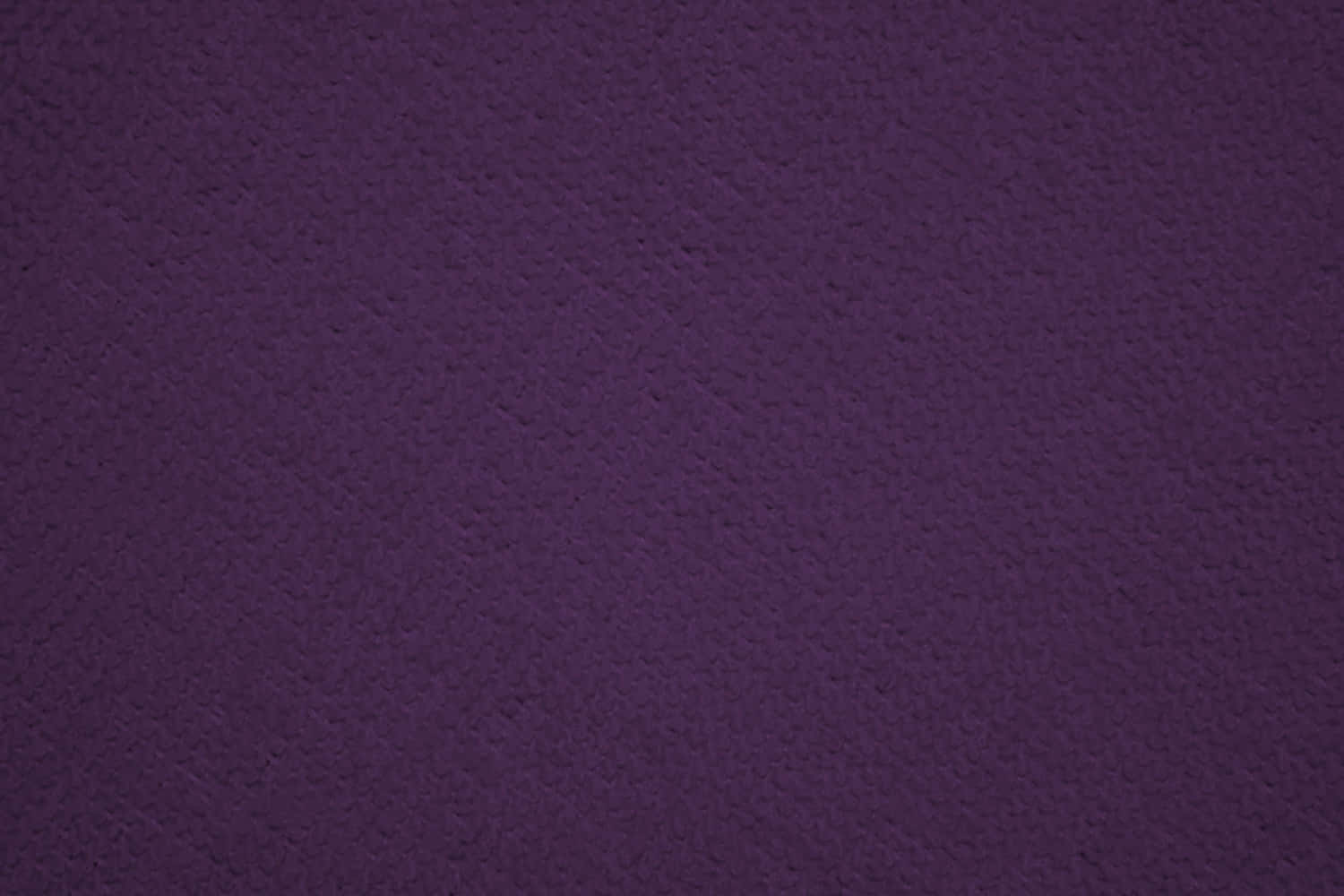 Fabric 桌布 壁紙 — 一張豐富紫色紋理布料的特寫，帶有細膩的編織圖案和柔和漸變燈光。