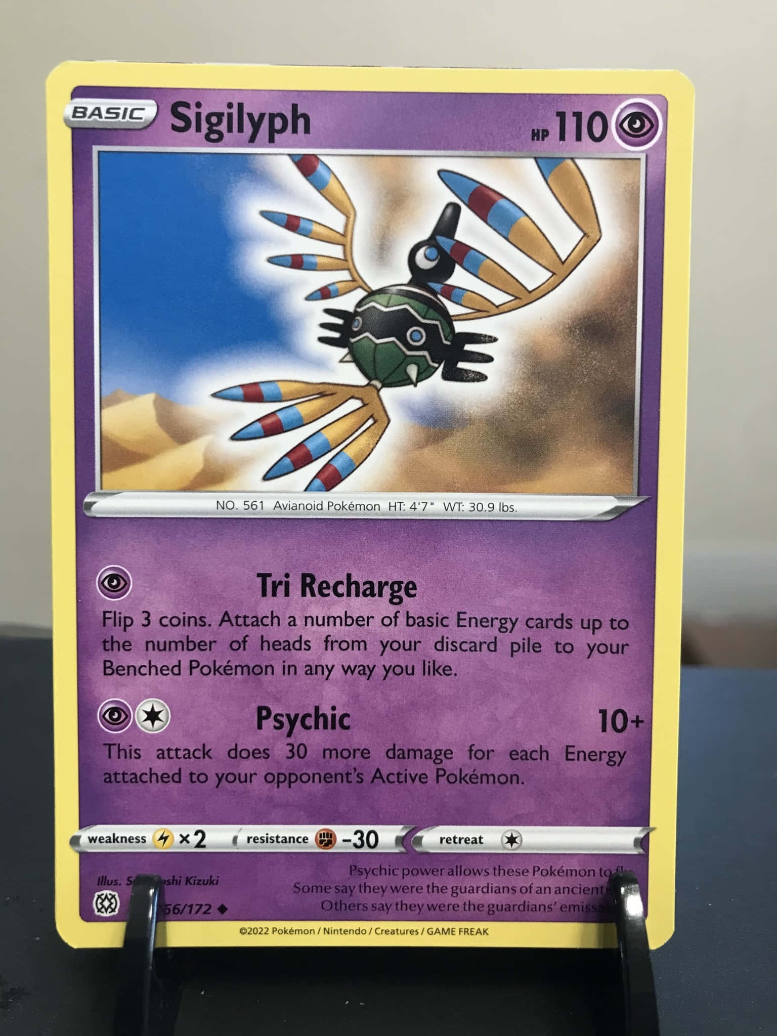 Pokémon 手機 桌布 壁紙 — 一張象徵鳥寶可夢卡直立展示在支架中，靠著素牆。