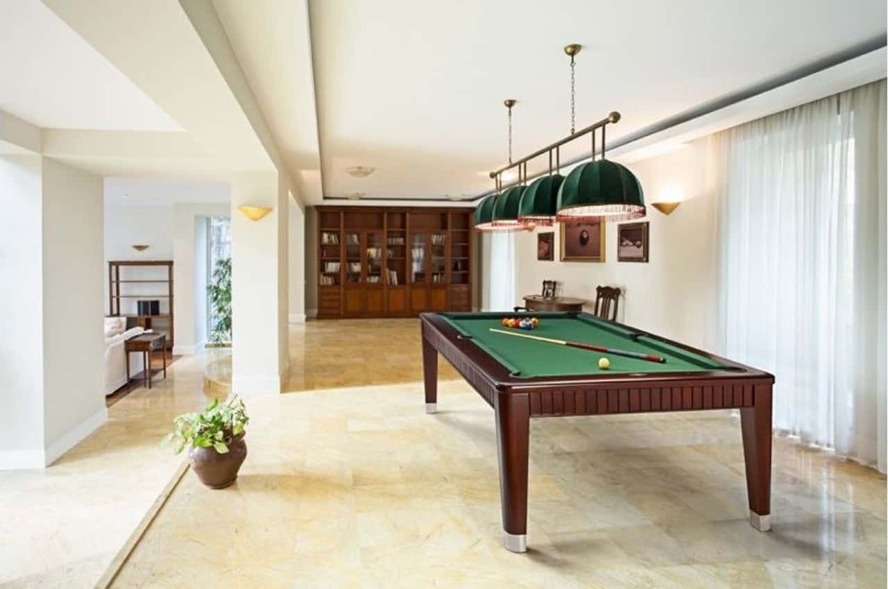 Pool Table 桌布 壁紙 — 一張豪華的撞球桌，配有綠色絨布和木框，放置在寬敞光線充足的房間內，鋪有大理石地板和優雅的吊燈。