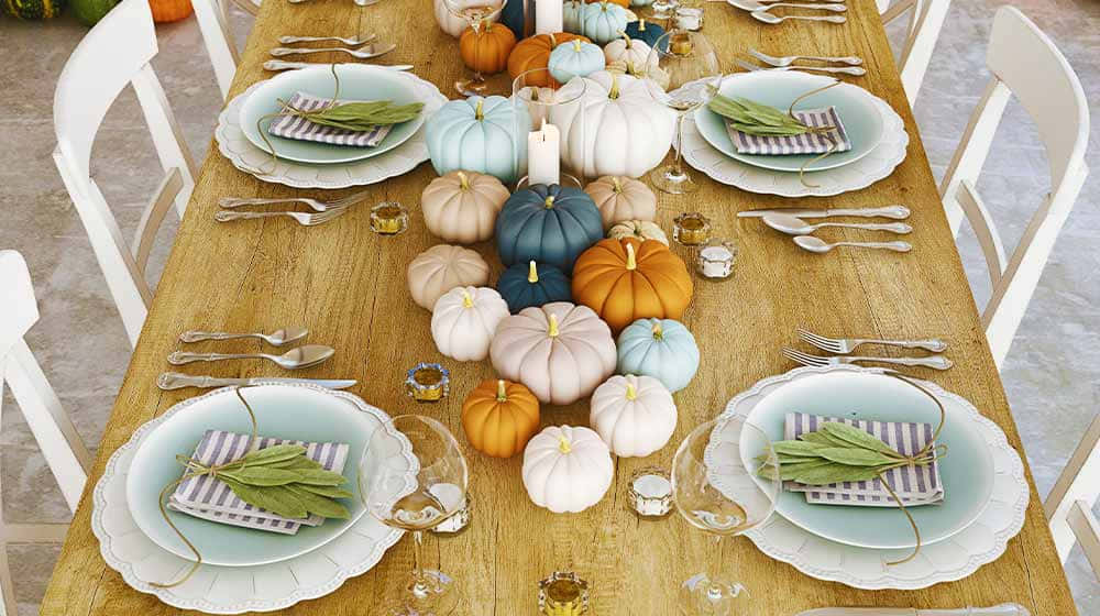 Fall Thanksgiving 桌布 壁紙 — 一張質樸的木桌，擺放著粉彩南瓜、條紋餐巾和白色椅子，為節日聚餐做好準備。