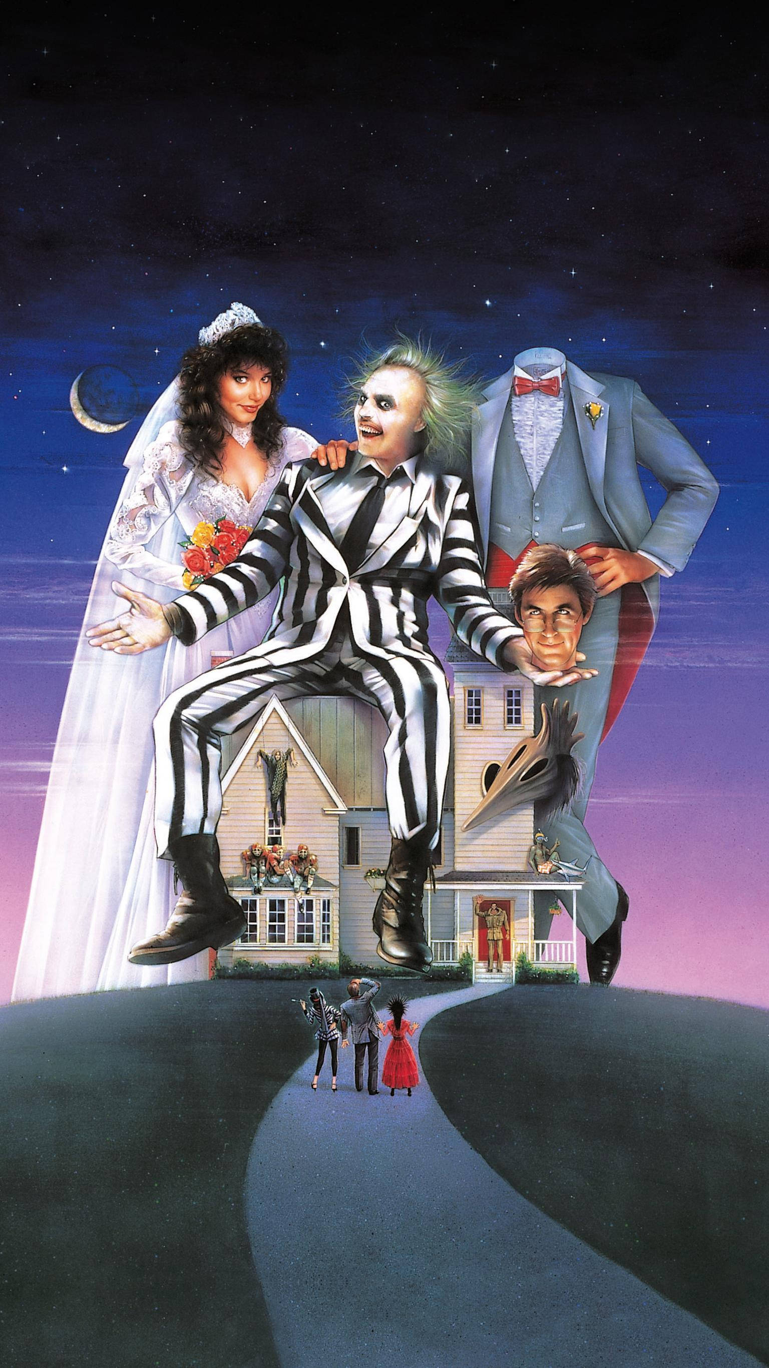 Beetlejuice 桌布 壁紙 — 一張超現實動畫海報，描繪了穿著條紋西裝的Beetlejuice坐在房子上，旁邊有新娘和新郎，背景是星光燦爛的黃昏天空。