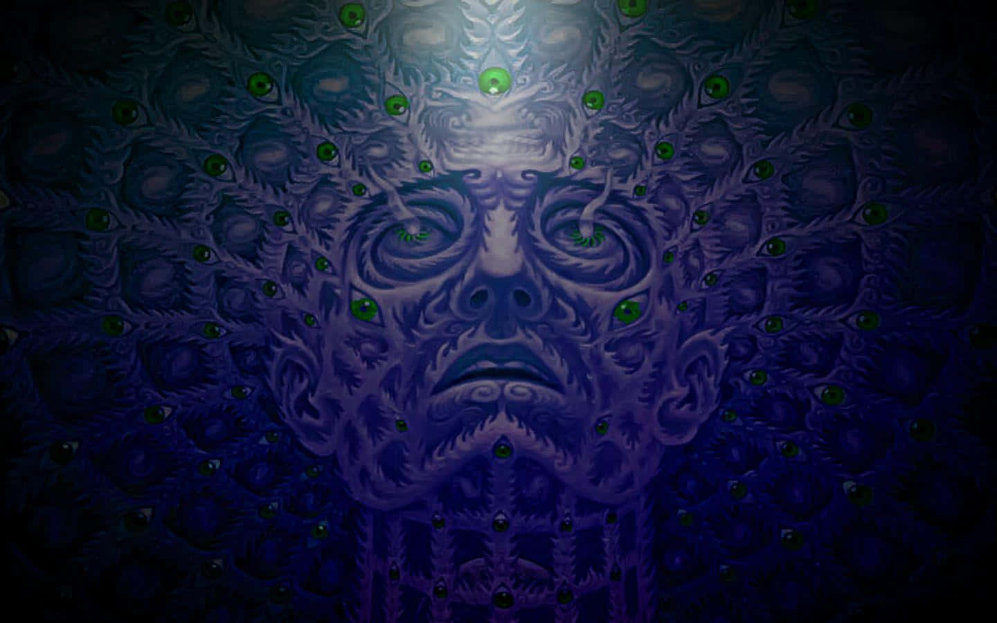 桌布 壁紙 — 一張超現實的紫色面孔，帶有發光的綠色眼睛，從深色圖案背景中浮現，散發出詭異而神秘的氣息。