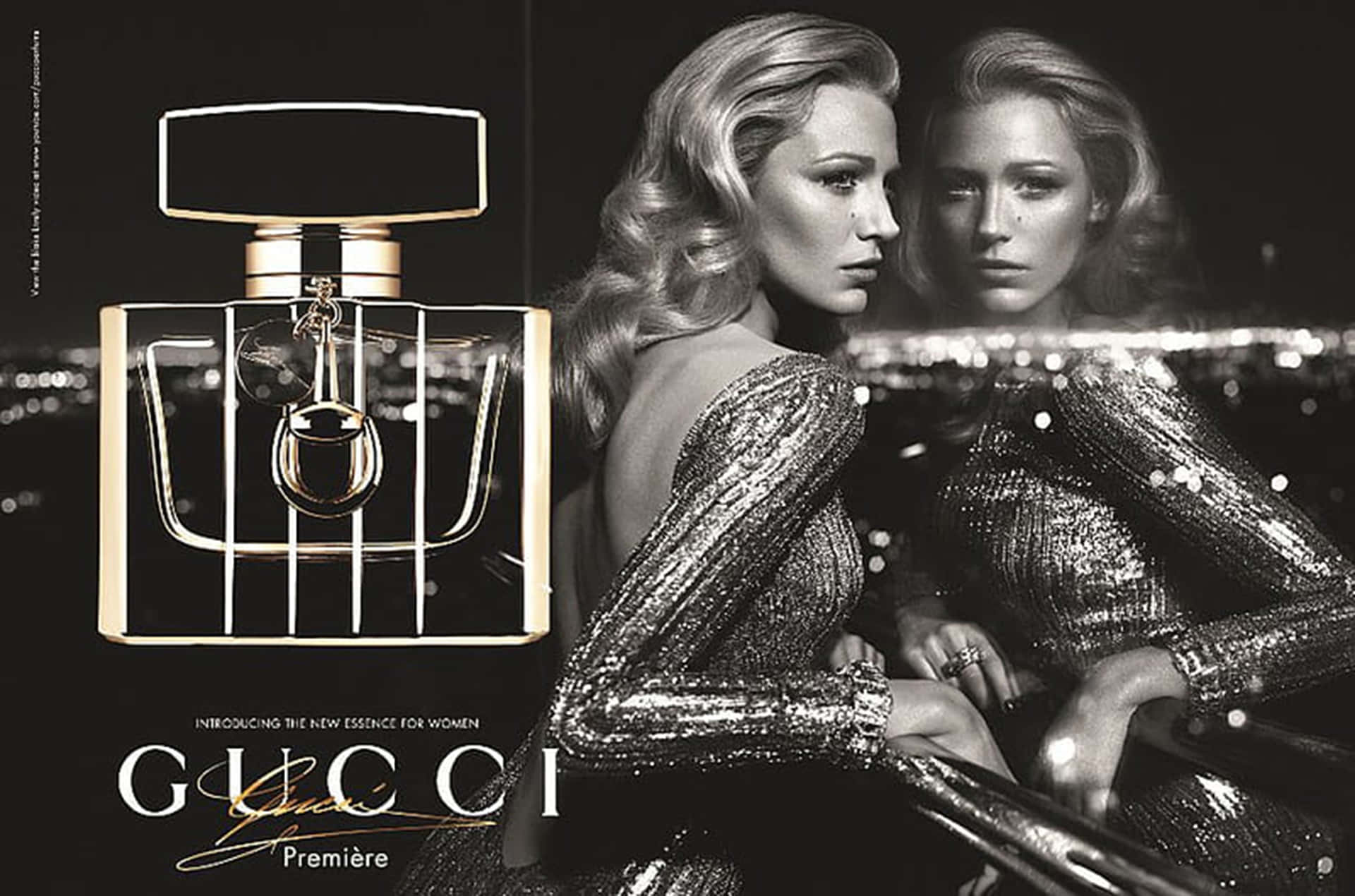 Gucci 桌布 壁紙 — 一張迷人的黑白廣告，一位身穿閃亮連衣裙的女性站在豪華香水瓶旁，背景是模糊的城市燈光。