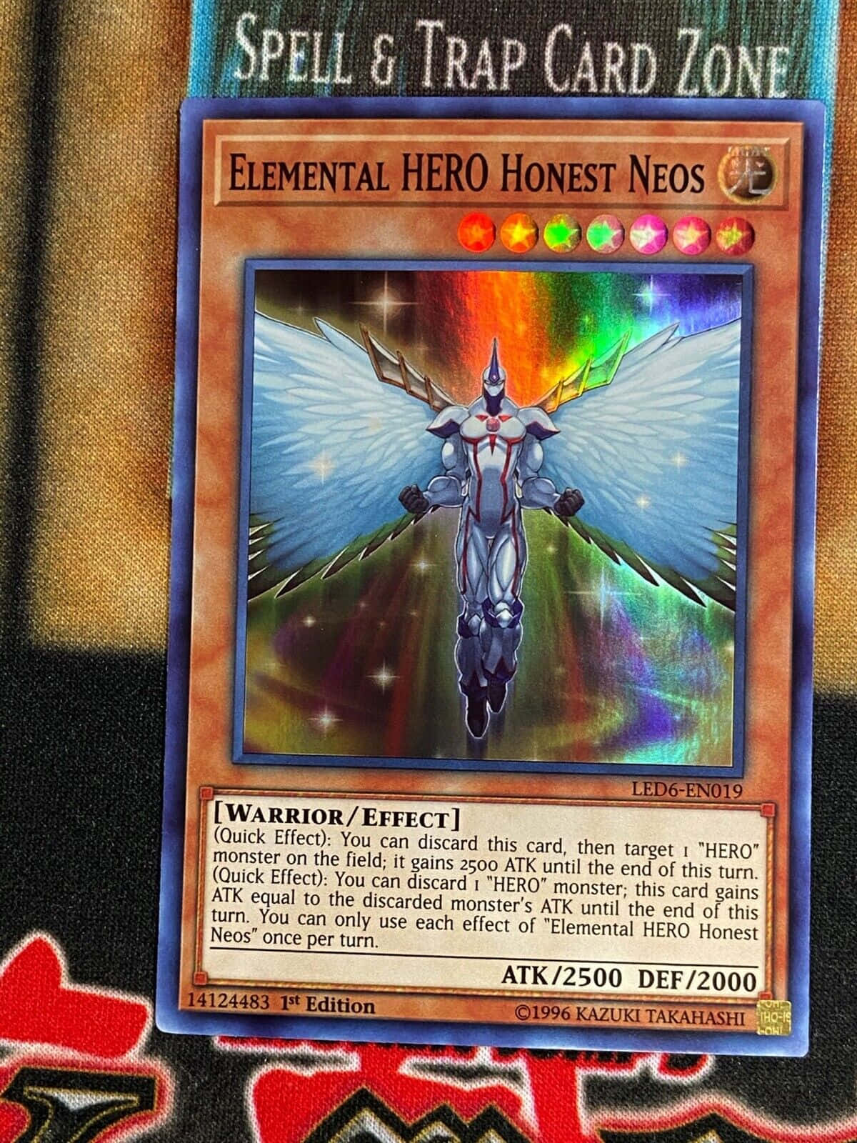 Yugioh Elemental Hero 桌布 壁紙 — 一張遊戲王卡牌，描繪了元素英雄真誠新生人，帶有彩虹翅膀，背景為宇宙。