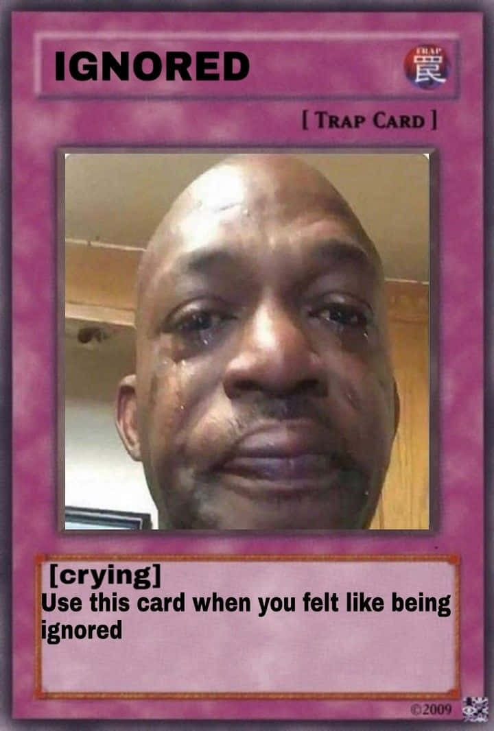 meme 桌布 壁紙 — 一張遊戲王陷阱卡，上面有一個光頭男人在哭泣，淚水順著臉頰流下。