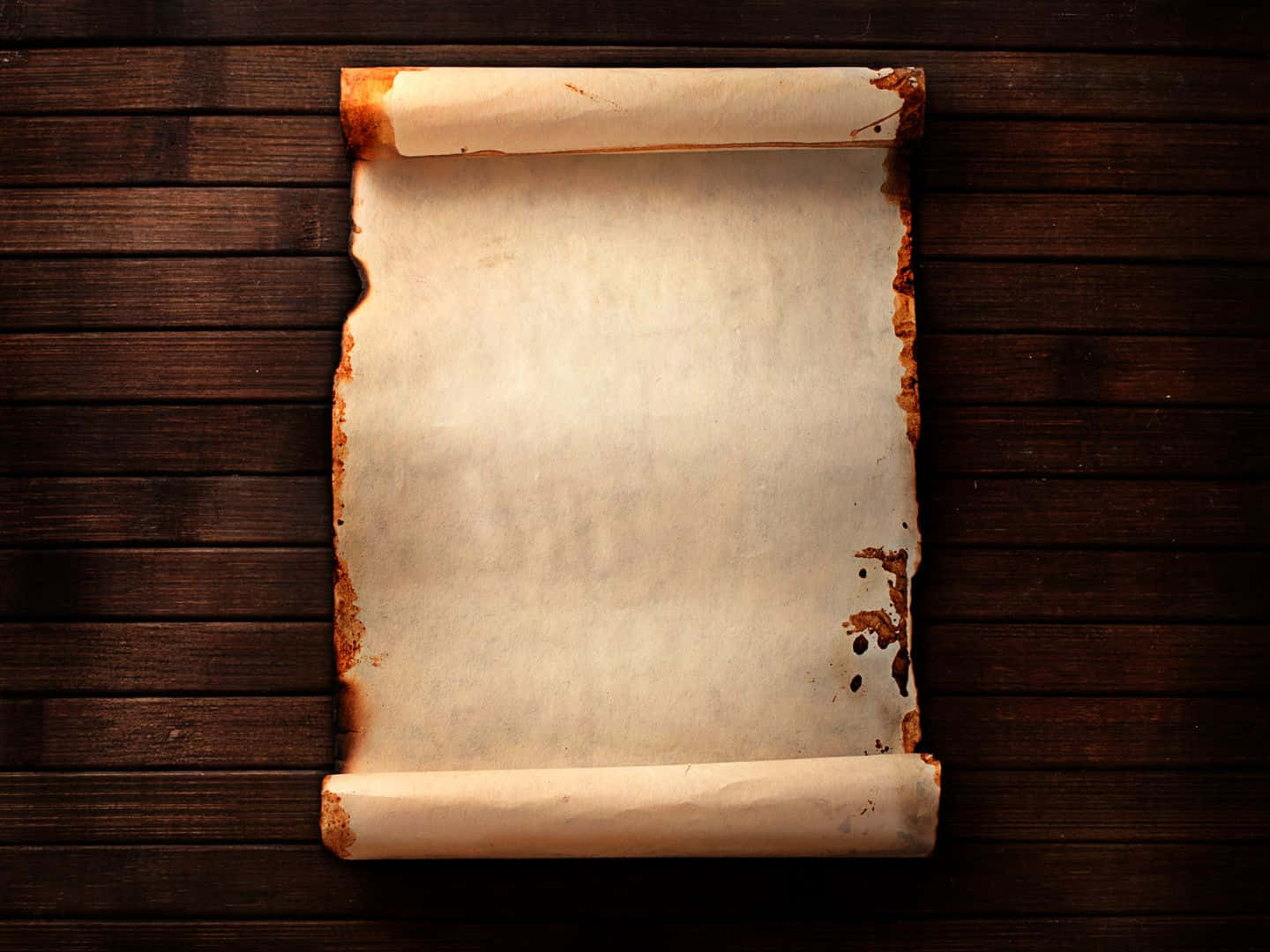 Parchment 桌布 壁紙 — 一張邊緣燒焦的古老羊皮紙卷軸，放在深色木質表面上。
