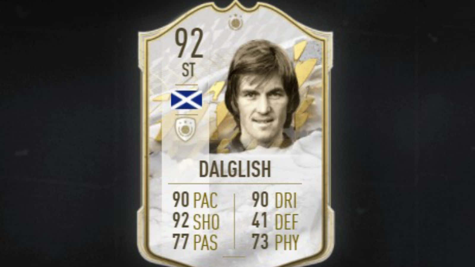 足球 桌布 壁紙 — 一張金色FIFA風格足球卡，展示Kenny Dalglish及其數據和蘇格蘭國旗，背景為深色。