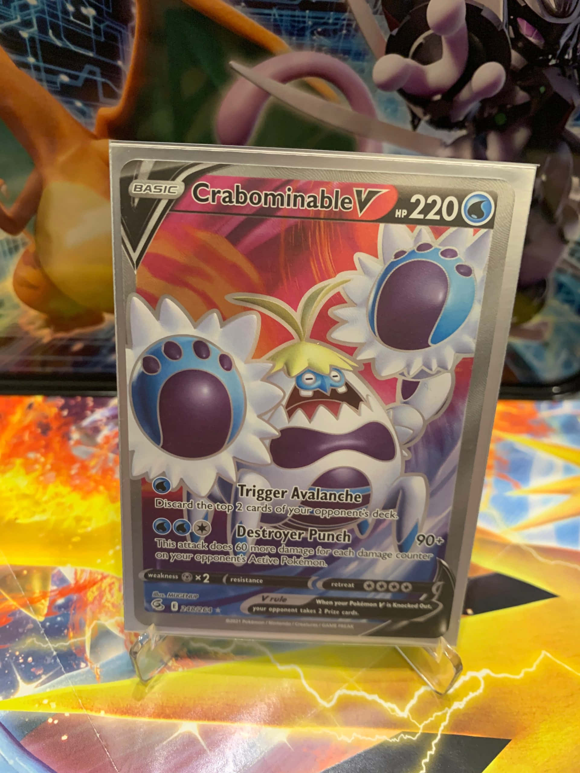 寶可夢 桌布 壁紙 — 一張閃亮的 Crabominable V 寶可夢卡直立於色彩繽紛的閃電主題表面上，背景有模糊的寶可夢藝術作品。