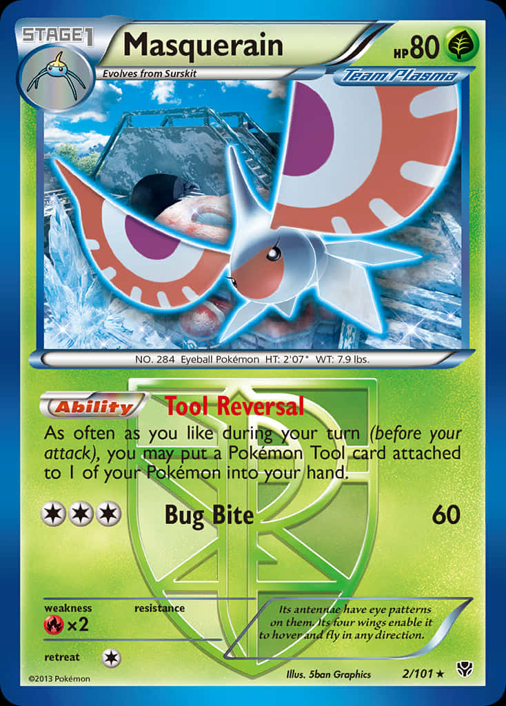 Pokemon Card 桌布 壁紙 — 一張閃亮的雨翅蛾寶可夢卡，帶有冰翼和眼睛圖案，在明亮的藍天下懸浮在冰凍的湖面上。