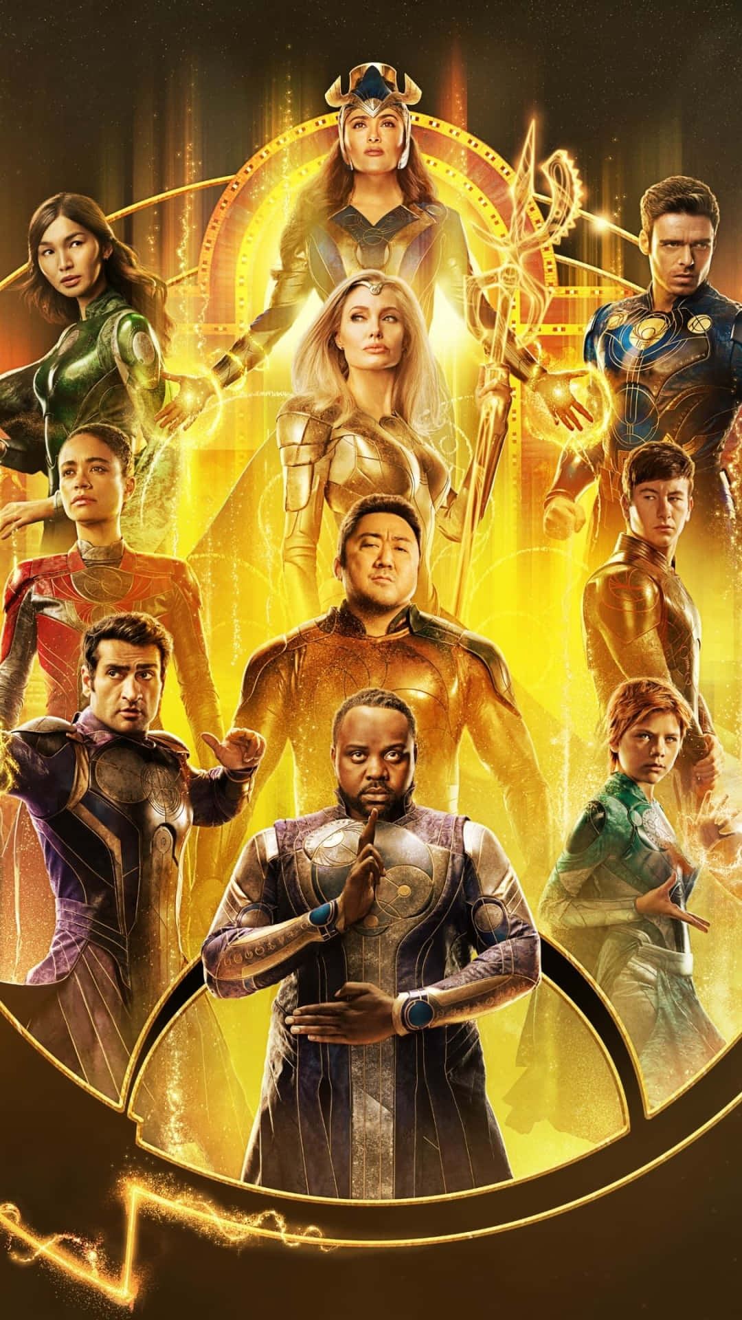 Eternals Movie 桌布 壁紙 — 一張閃耀金色色調的海報，描繪九位身穿未來盔甲的超級英雄，在發光的圓形背景前英勇站立。