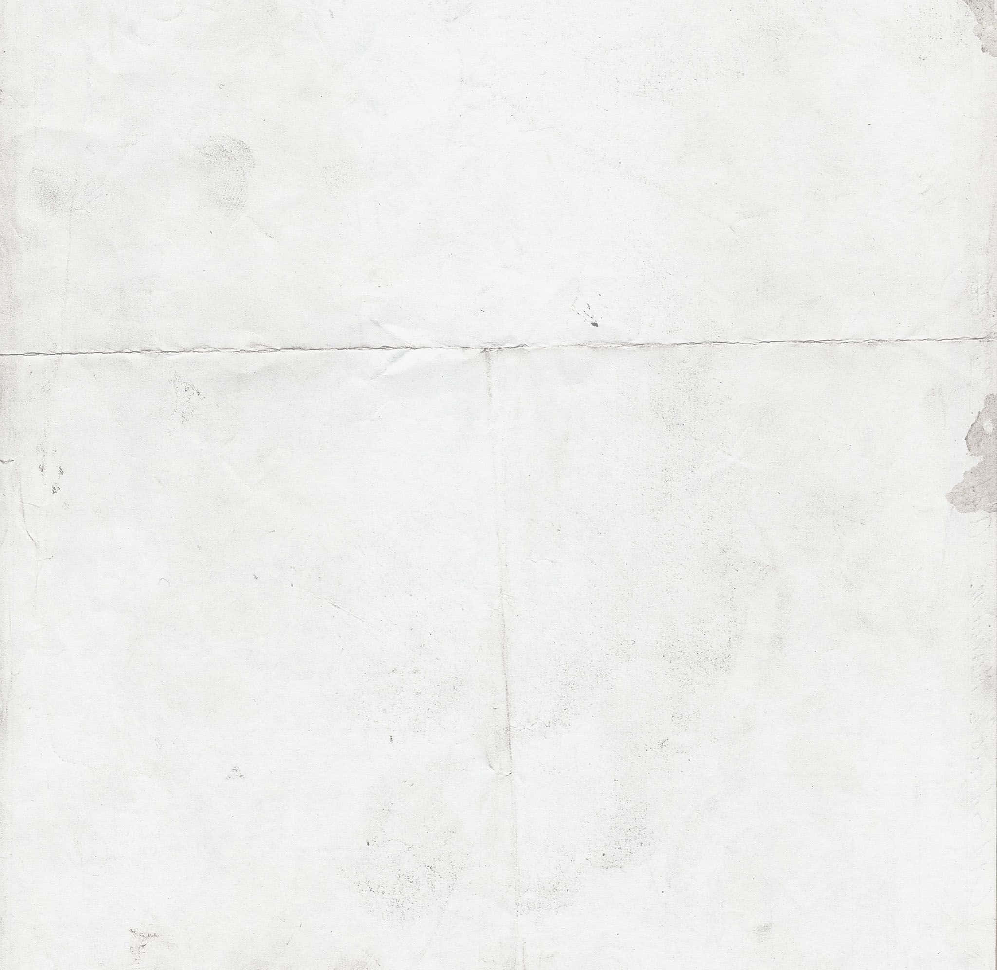White Grunge 桌布 壁紙 — 一張陳舊米白色紙張的特寫，帶有可見的摺痕和細微污漬，營造出有紋理的復古感覺。