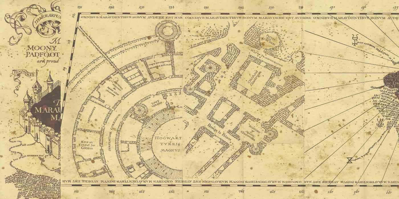 The Marauder's Map 桌布 壁紙 — 一張霍格華茲學校的古老羊皮紙地圖，帶有詳細的手繪建築和魔法標記。