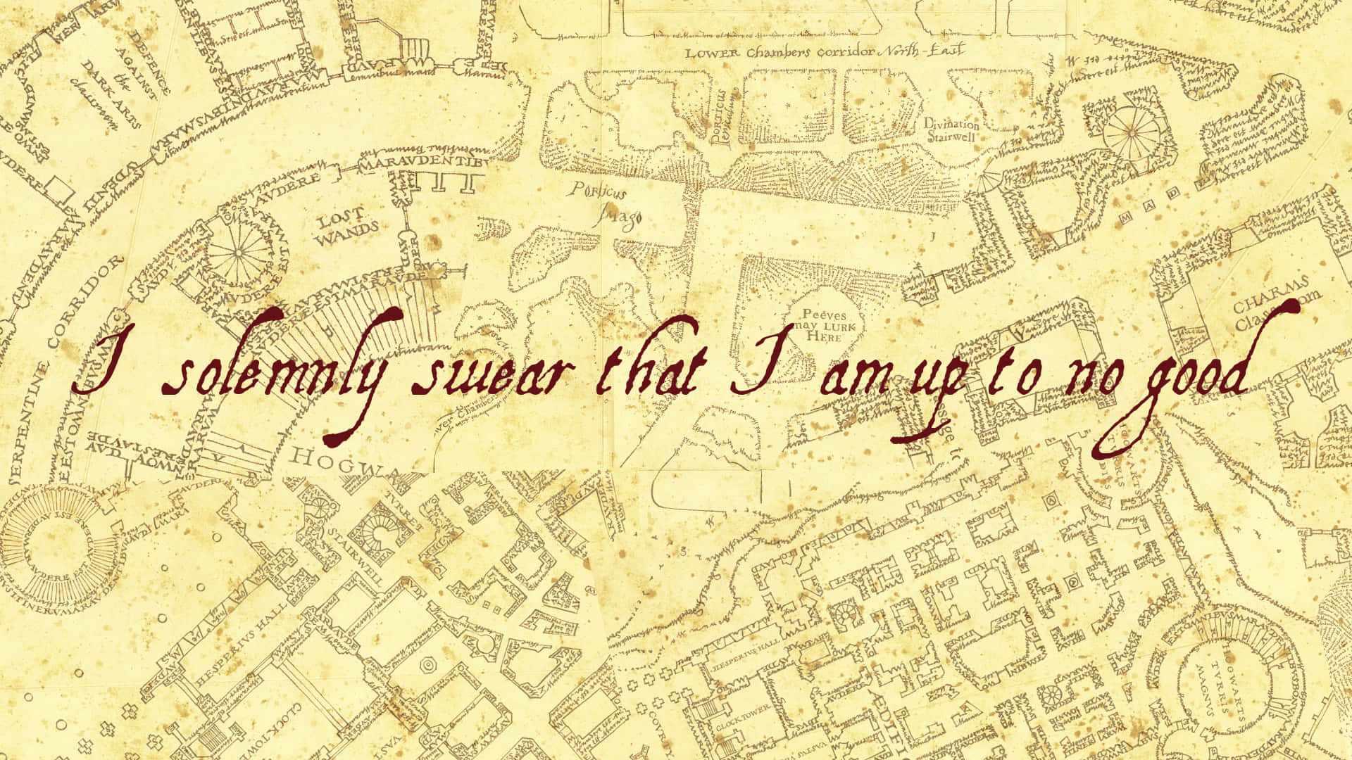 The Marauder's Map 桌布 壁紙 — 一張霍格華茲的古老羊皮紙地圖，上面用優雅的紅色字體寫著「我鄭重發誓我沒安好心」。