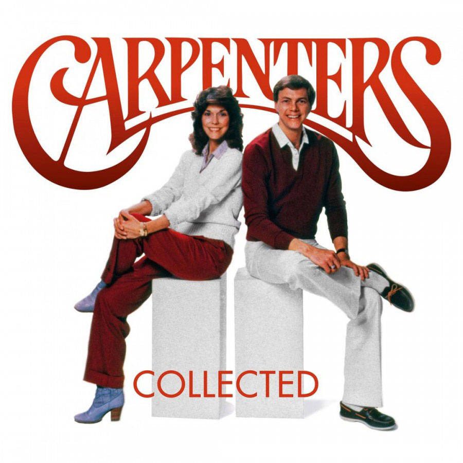 Album Cover 桌布 壁紙 — 一張音樂二人組Carpenters微笑坐在白色方塊上、背景為純白色的復古照片。