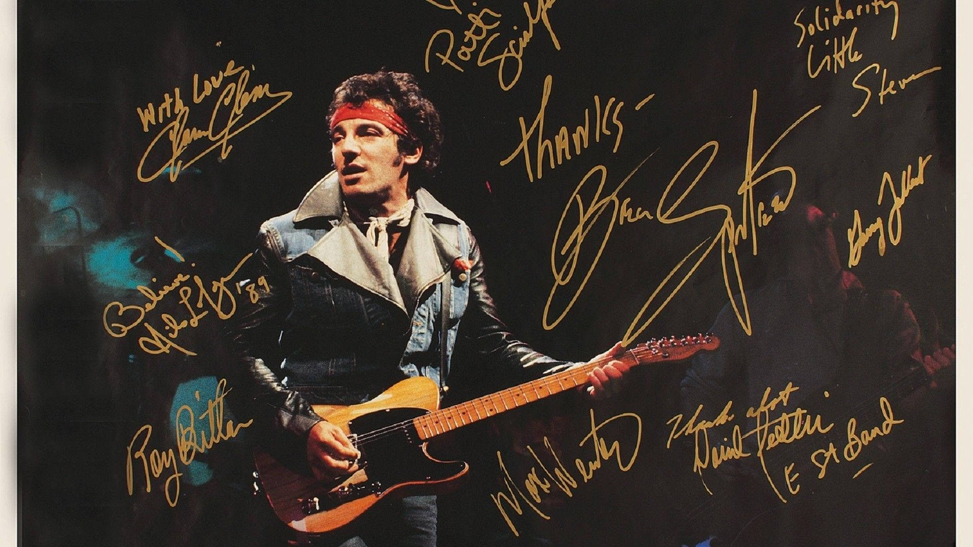sign 桌布 壁紙 — 一張音樂家Brian Setzer彈吉他的簽名照片，金色簽名散落在深色背景上。