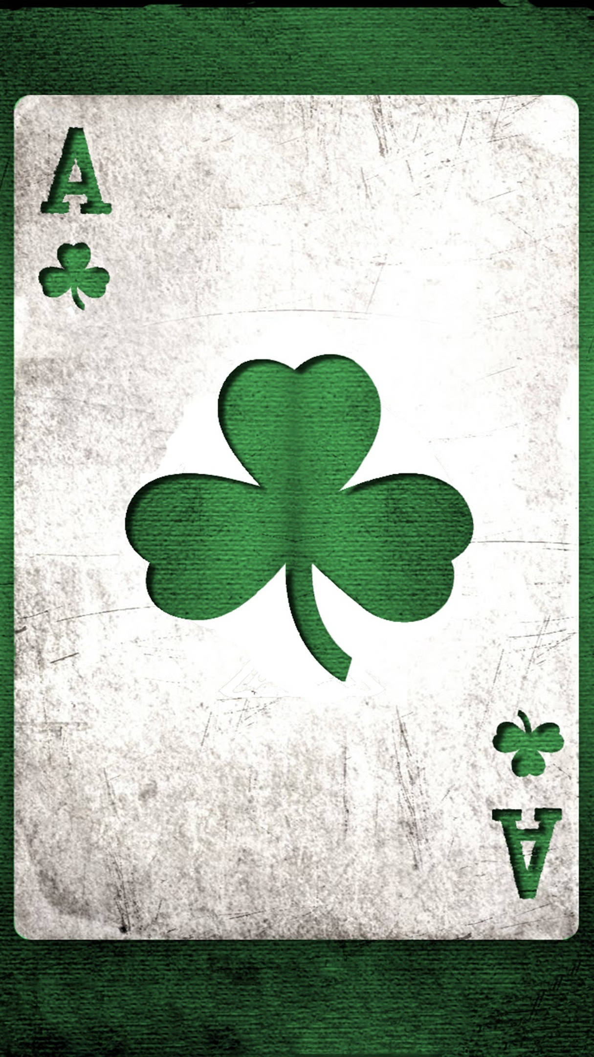 Celtics 桌布 壁紙 — 一張風化的撲克牌，在帶有紋理的白色背景上有一個大膽的綠色三葉草圖案，並有綠色邊框。