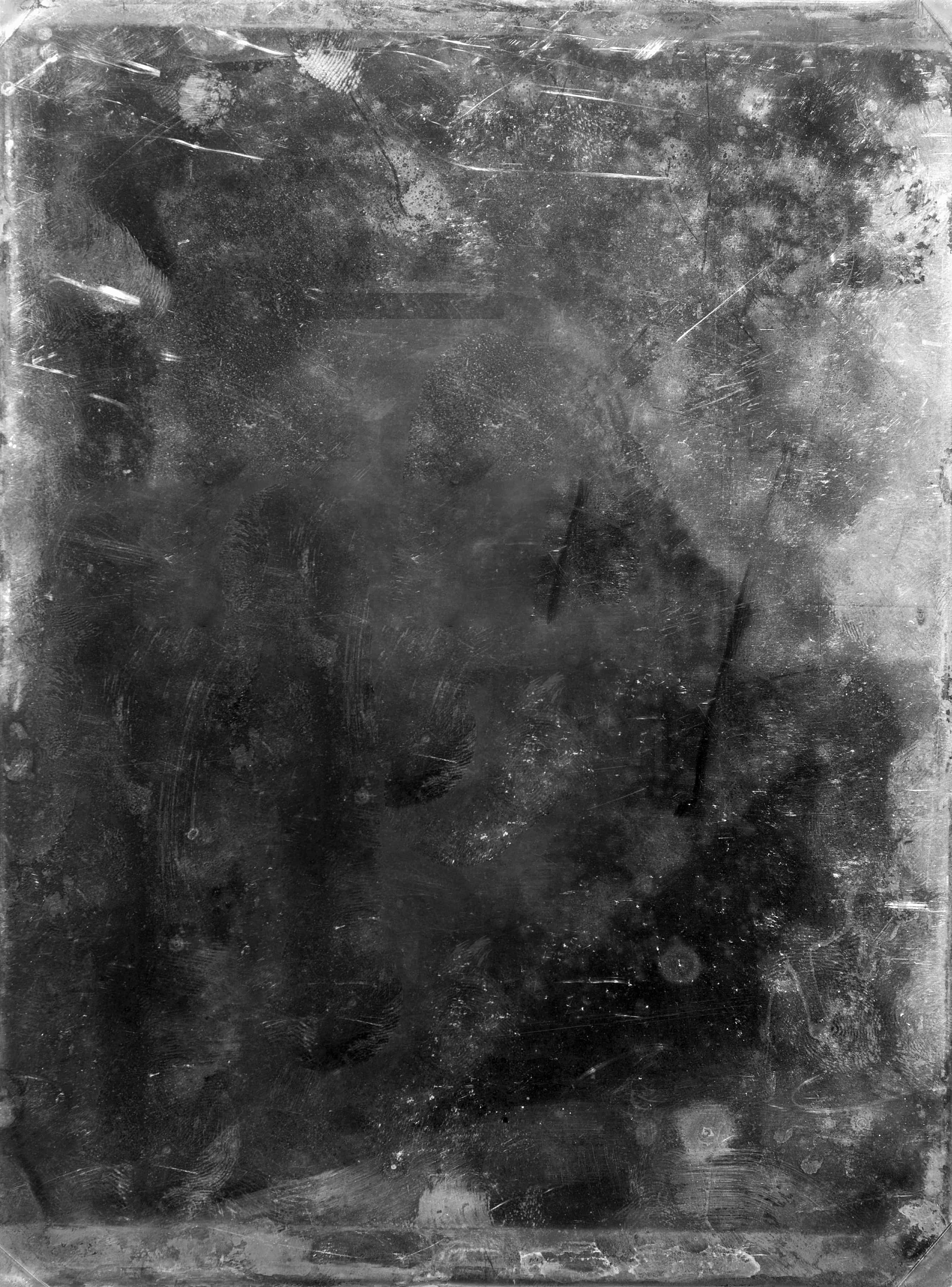 Black And White Texture 桌布 壁紙 — 一張風化的黑白復古照片，帶有刮痕、污漬和褪色色調，營造出懷舊的垃圾搖滾質感。