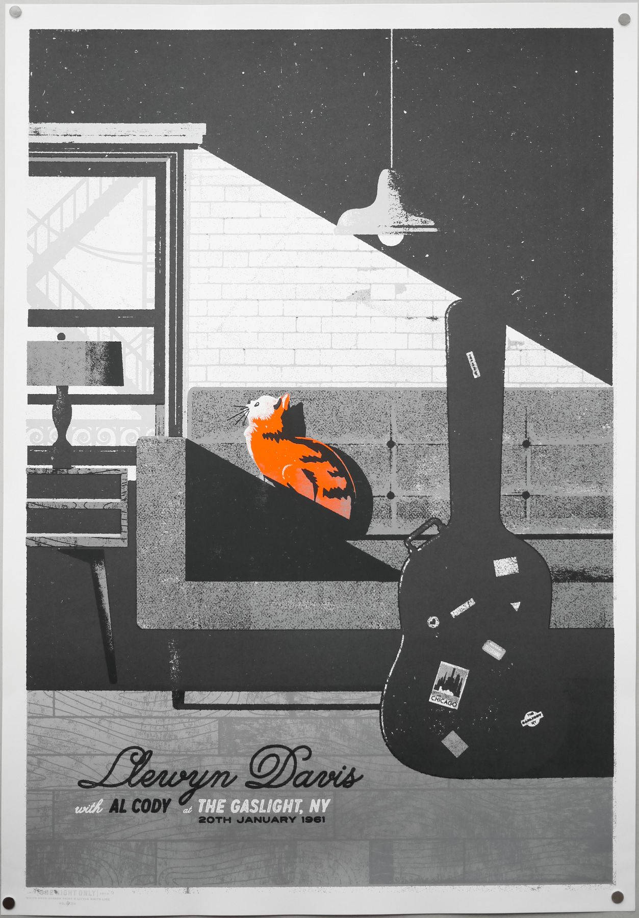 inside llewyn davis 桌布 壁紙 — 一張風格化的海報展示了一隻橙色的貓在單色房間的吊燈下，躺在吉他旁邊的沙發上。